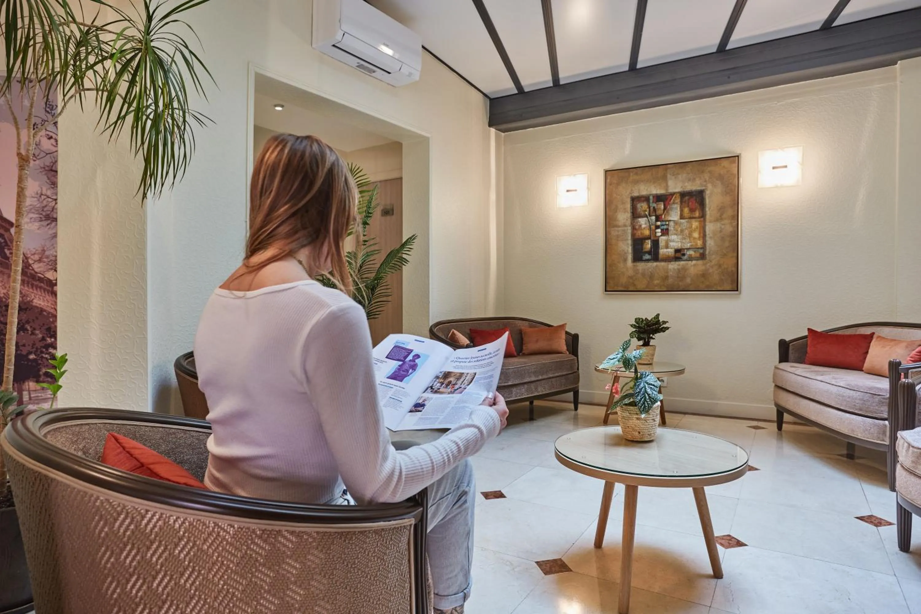 Living room in Hotel Beaugrenelle Tour Eiffel