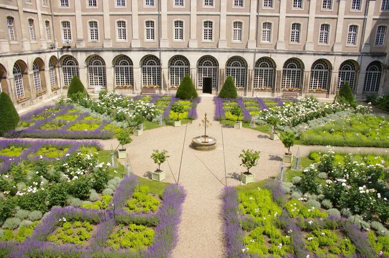 Garden view in Hôtel de l'Abbaye des Prémontrés