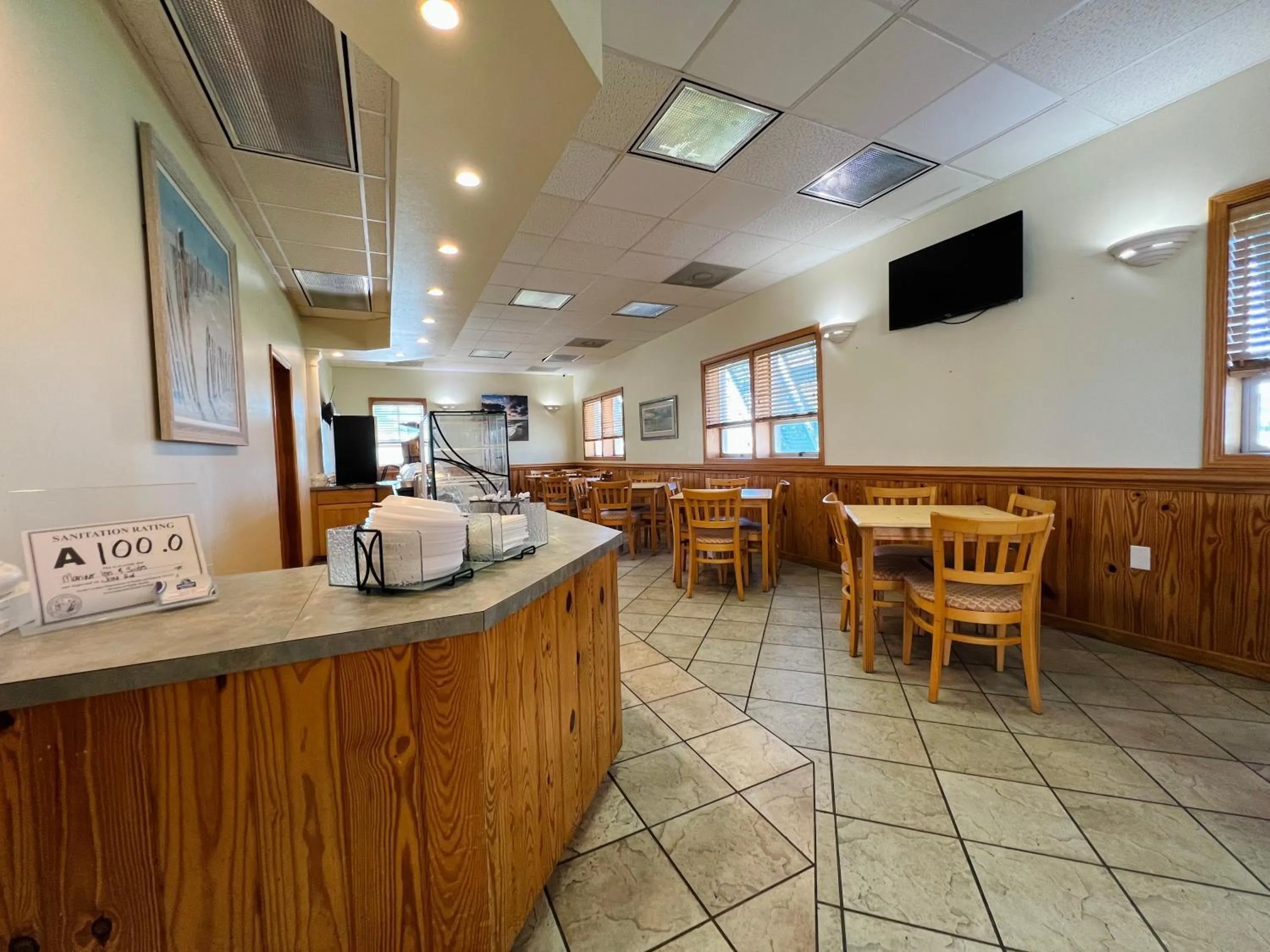 Breakfast in Mariner Inn And Suites