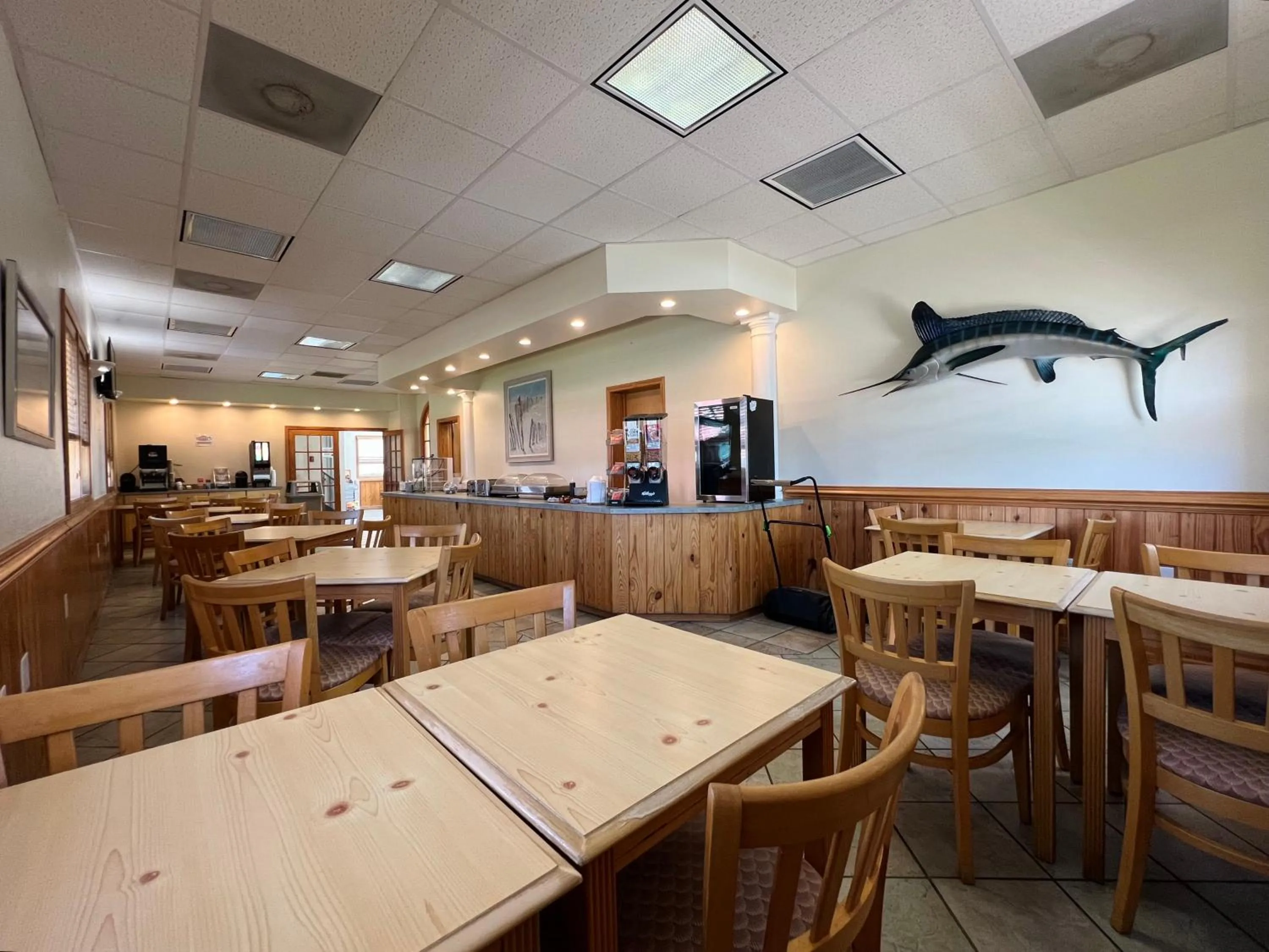 Breakfast in Mariner Inn And Suites