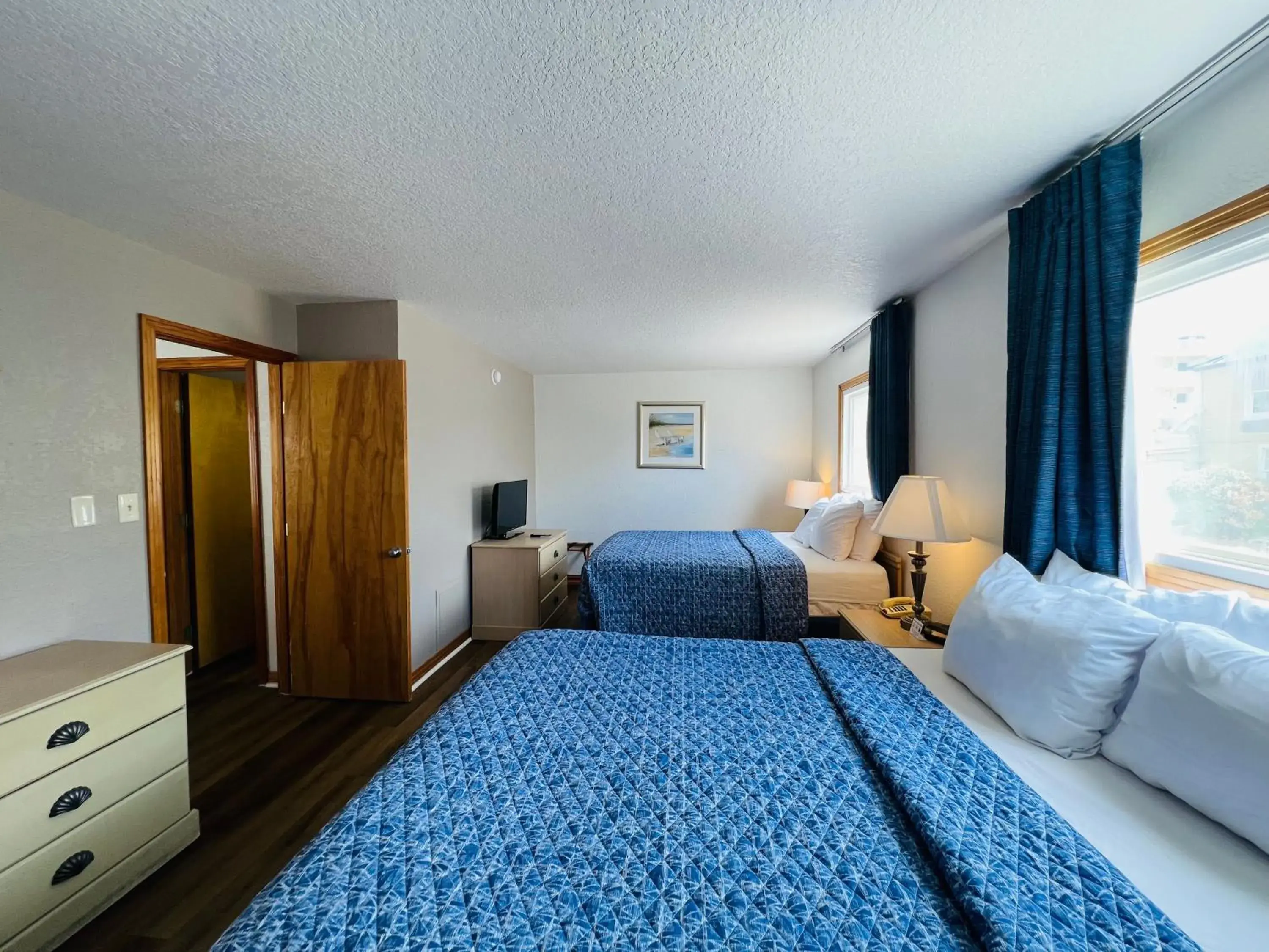Queen Suite with Two Queen Beds - single occupancy - Non Smoking - Oceanfront in Mariner Inn And Suites Queen Suite with Two Queen Beds - single occupancy - Non Smoking - Oceanfront in Mariner Inn And Suites
