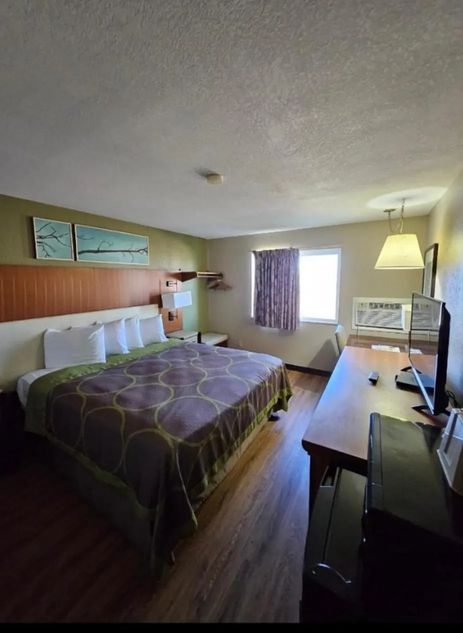 Photo of the whole room, Bed in Super 8 by Wyndham Holbrook