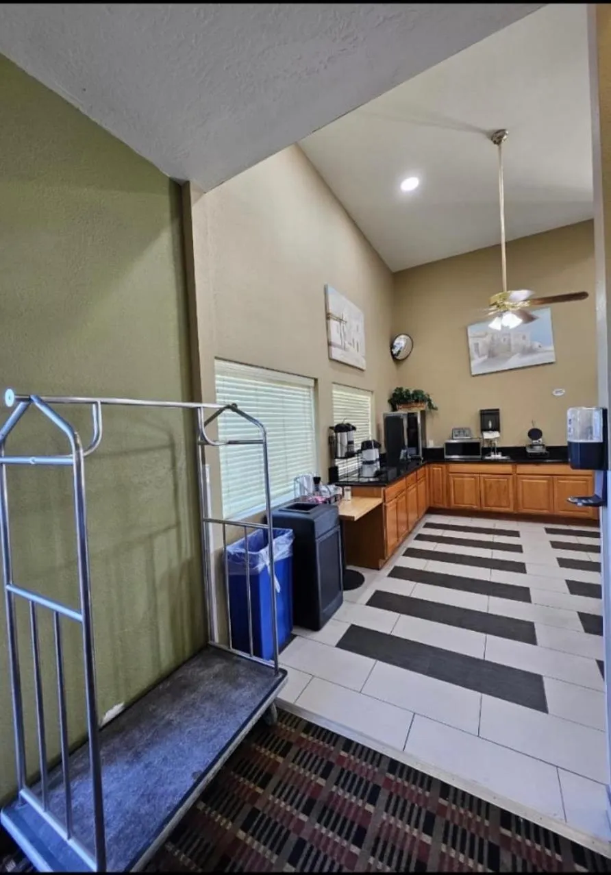 Breakfast in Super 8 by Wyndham Holbrook