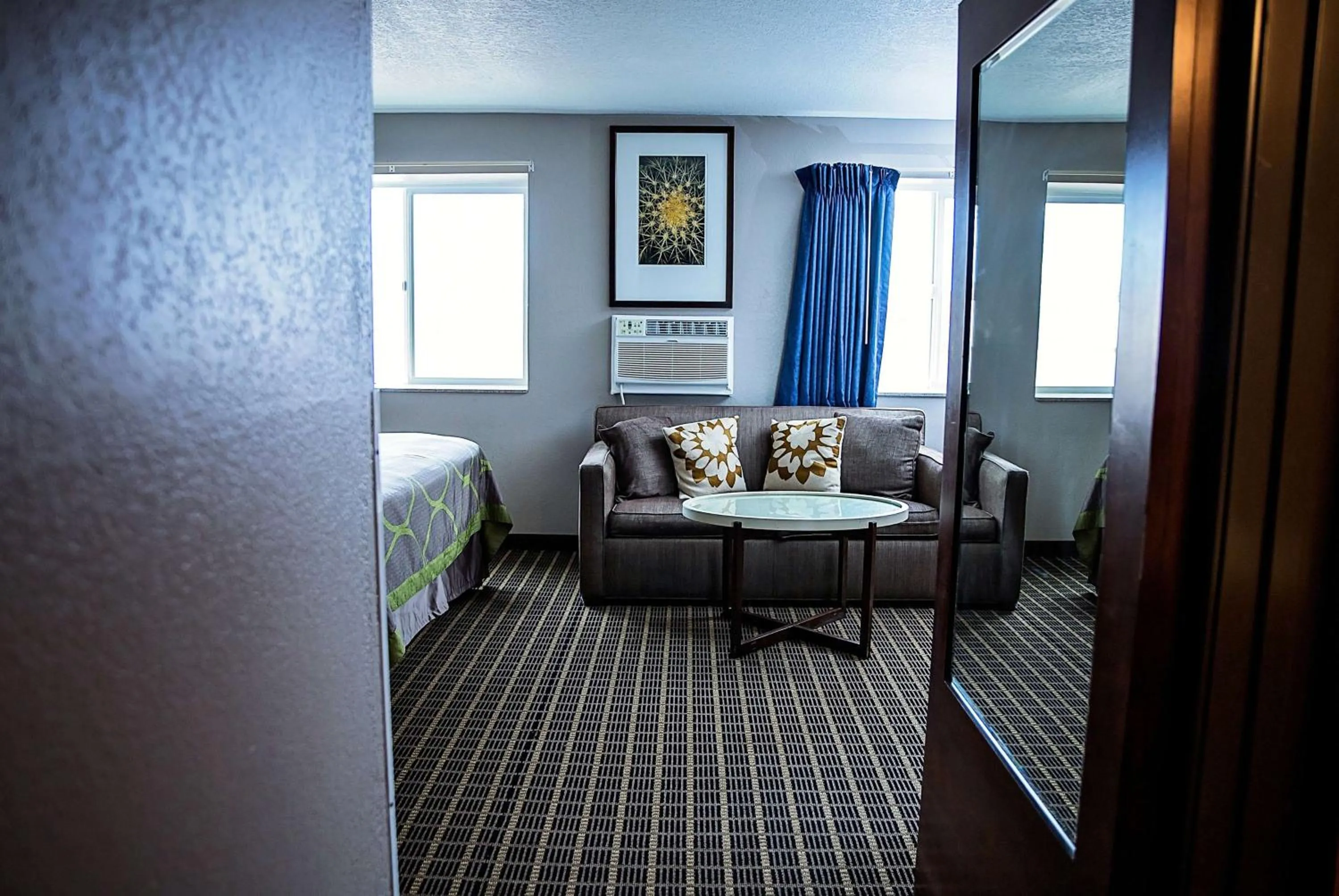 Photo of the whole room, Bed in Super 8 by Wyndham Holbrook