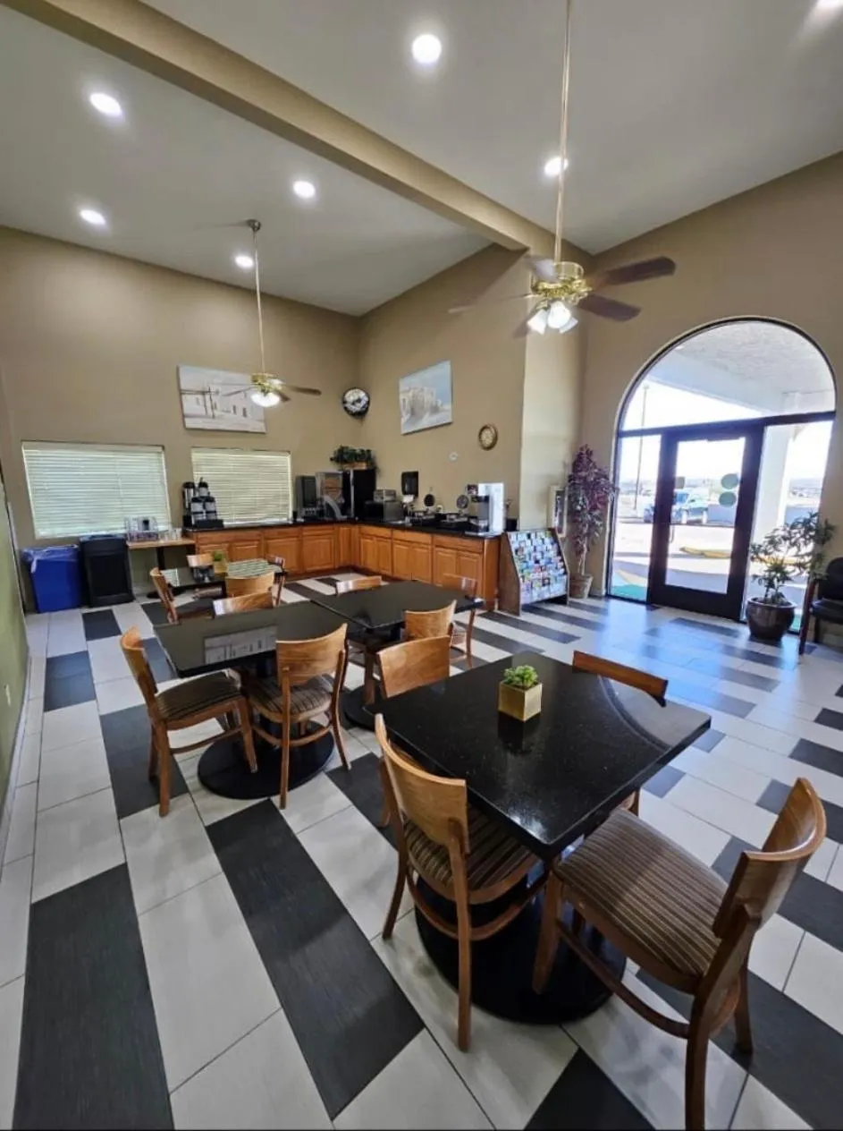 Breakfast in Super 8 by Wyndham Holbrook