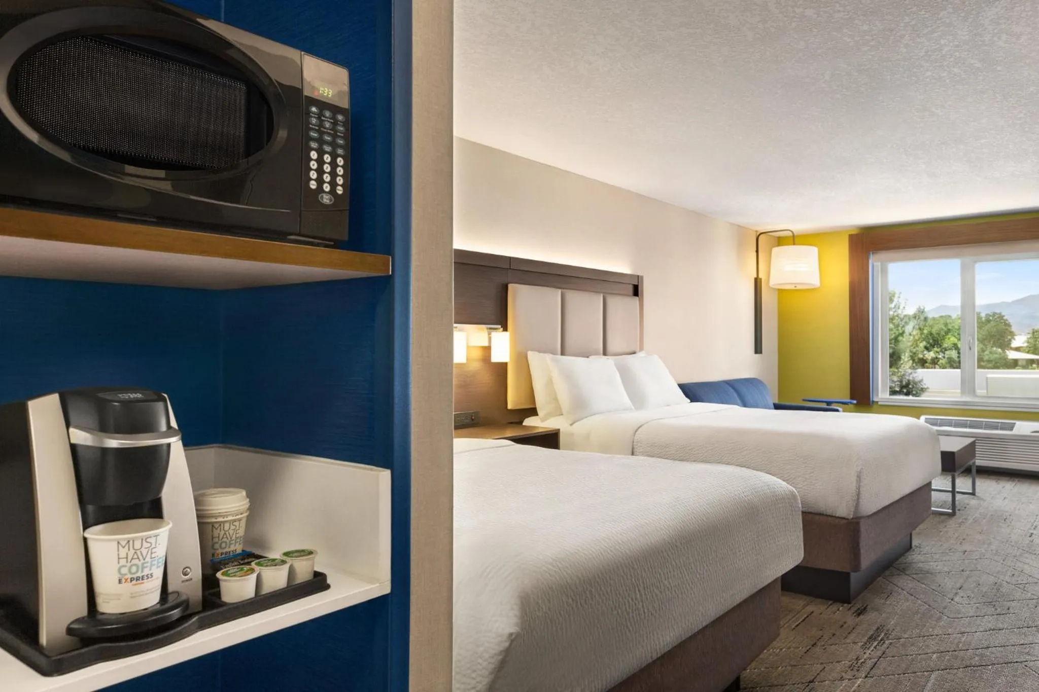 Photo of the whole room, Bed in Holiday Inn Express & Suites - Redding by IHG