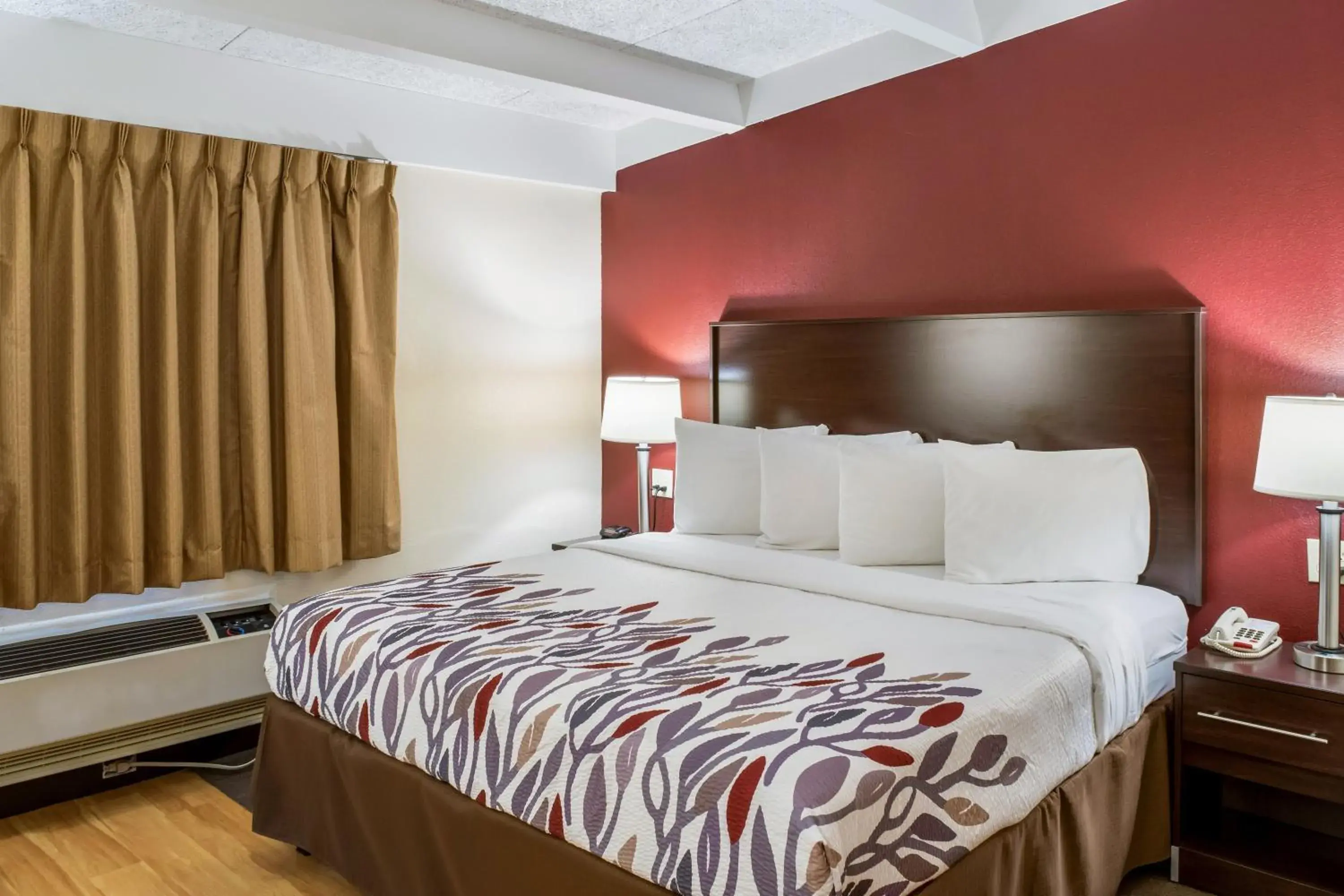 Superior King Room - Non-Smoking in Red Roof Inn Richmond, IN Superior King Room - Non-Smoking in Red Roof Inn Richmond, IN