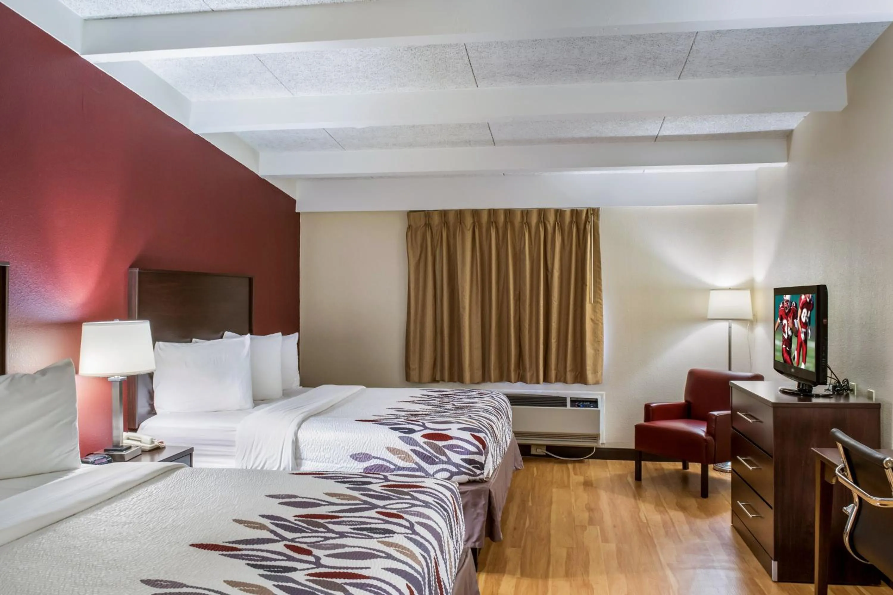 Photo of the whole room, Bed in Red Roof Inn Richmond, IN