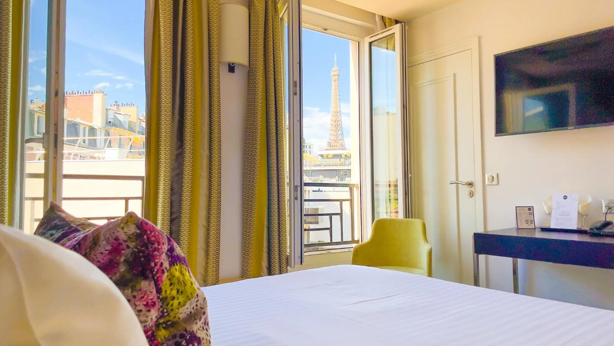 View (from property/room), Bed in Hôtel Gustave