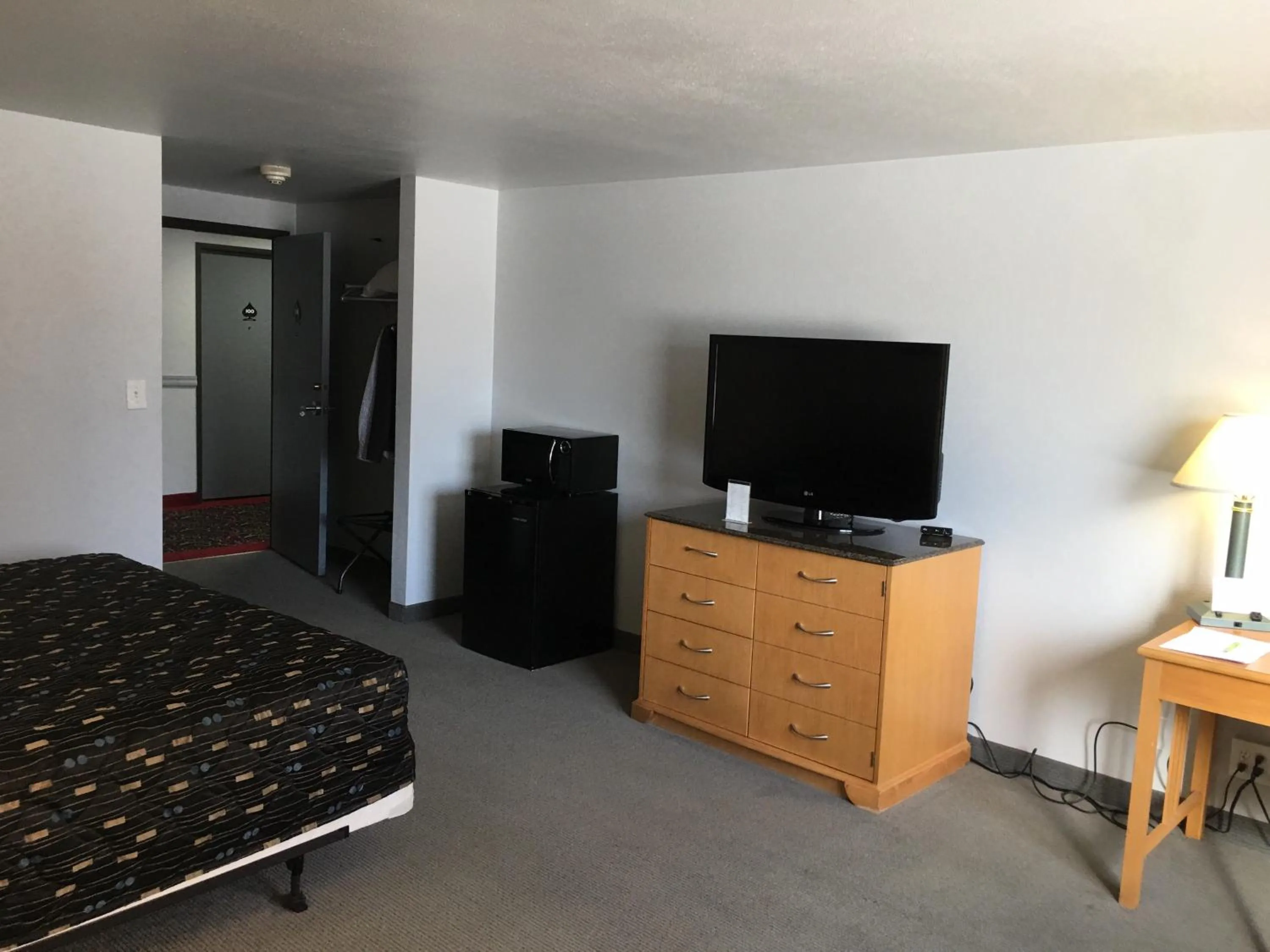 Bed in Americas Best Value Inn Billings