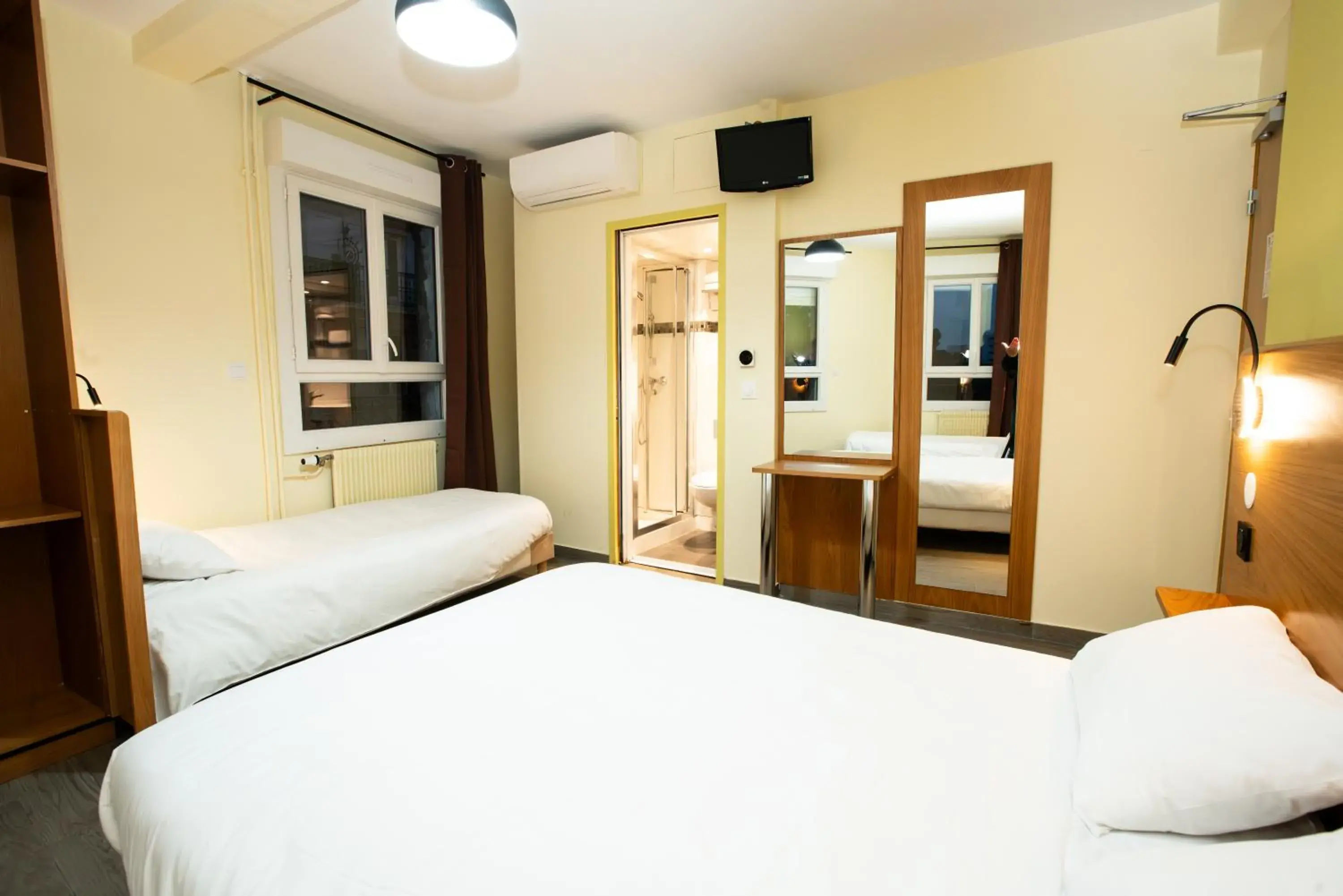 Quadruple Room in Hôtel de la Terrasse Quadruple Room in Hôtel de la Terrasse