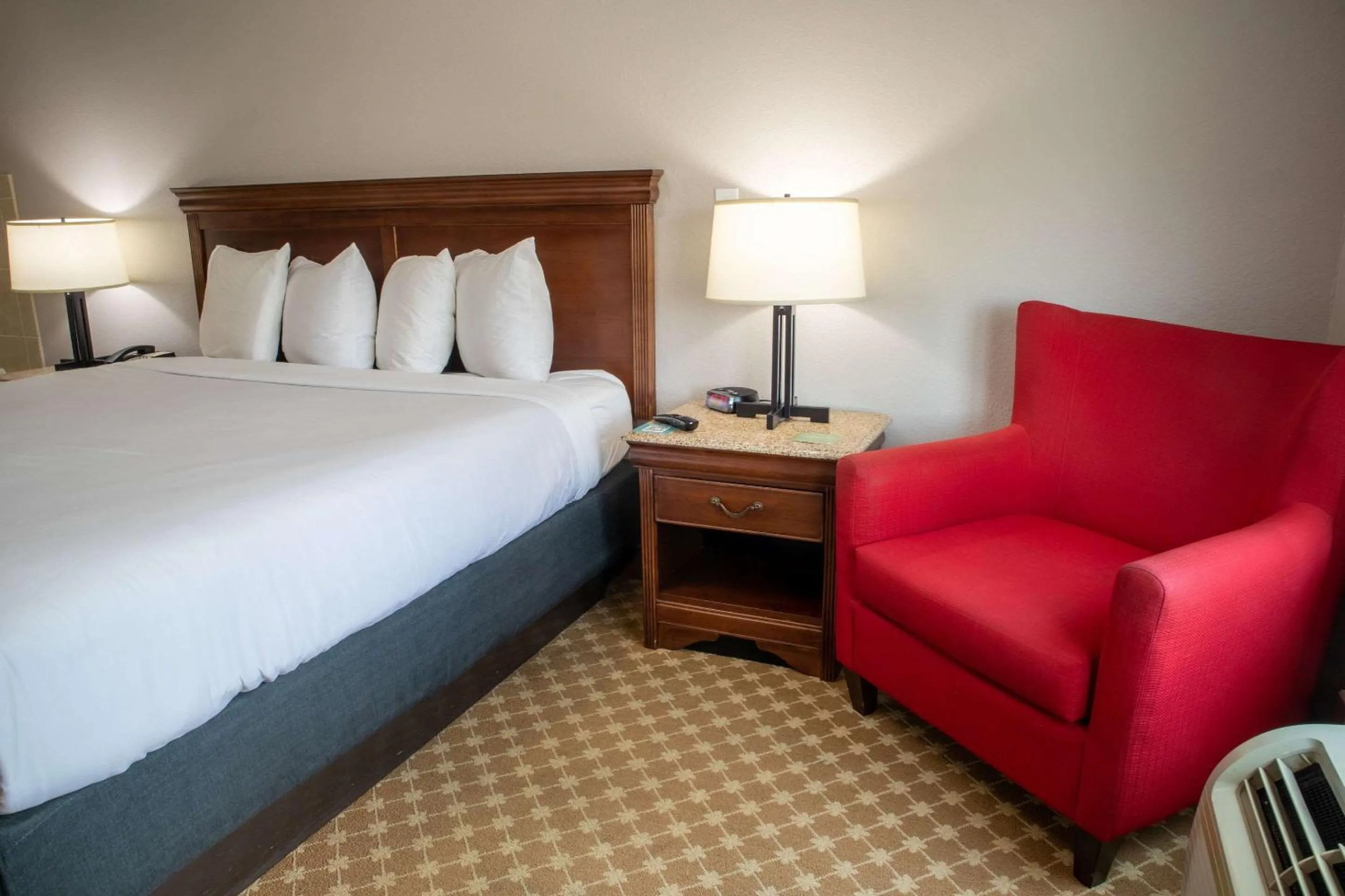 Bedroom, Bed in Country Inn & Suites by Radisson, Wilmington, NC