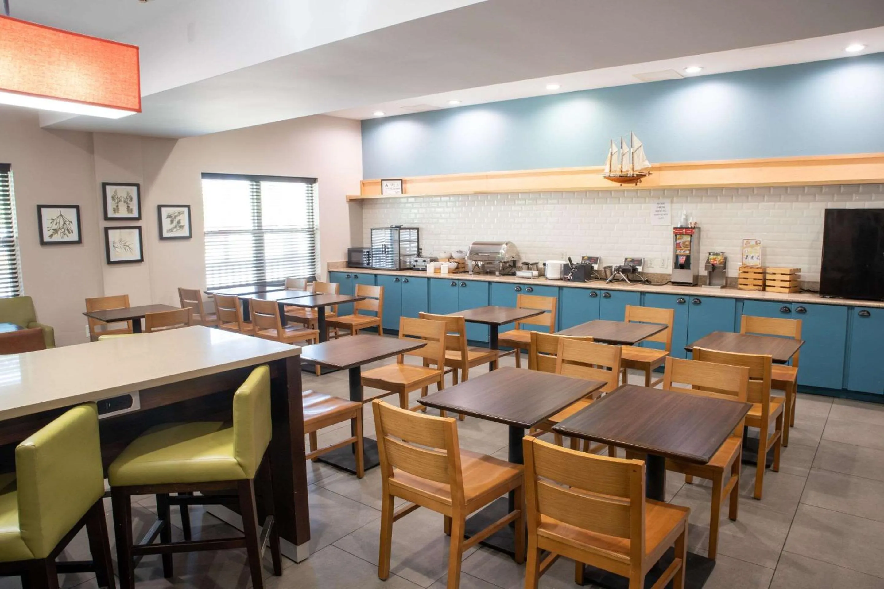 Breakfast in Country Inn & Suites by Radisson, Wilmington, NC