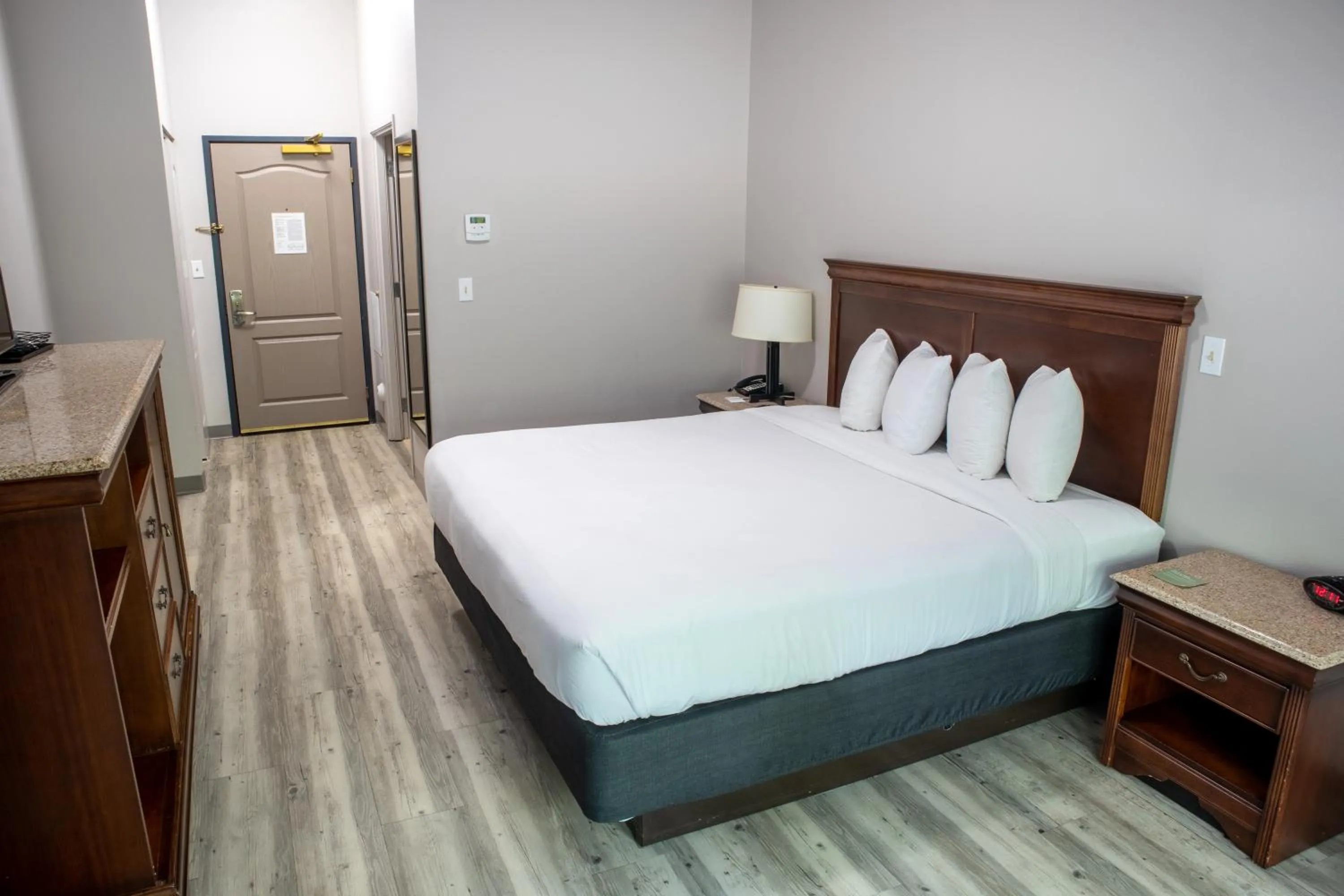 Bed in Country Inn & Suites by Radisson, Wilmington, NC