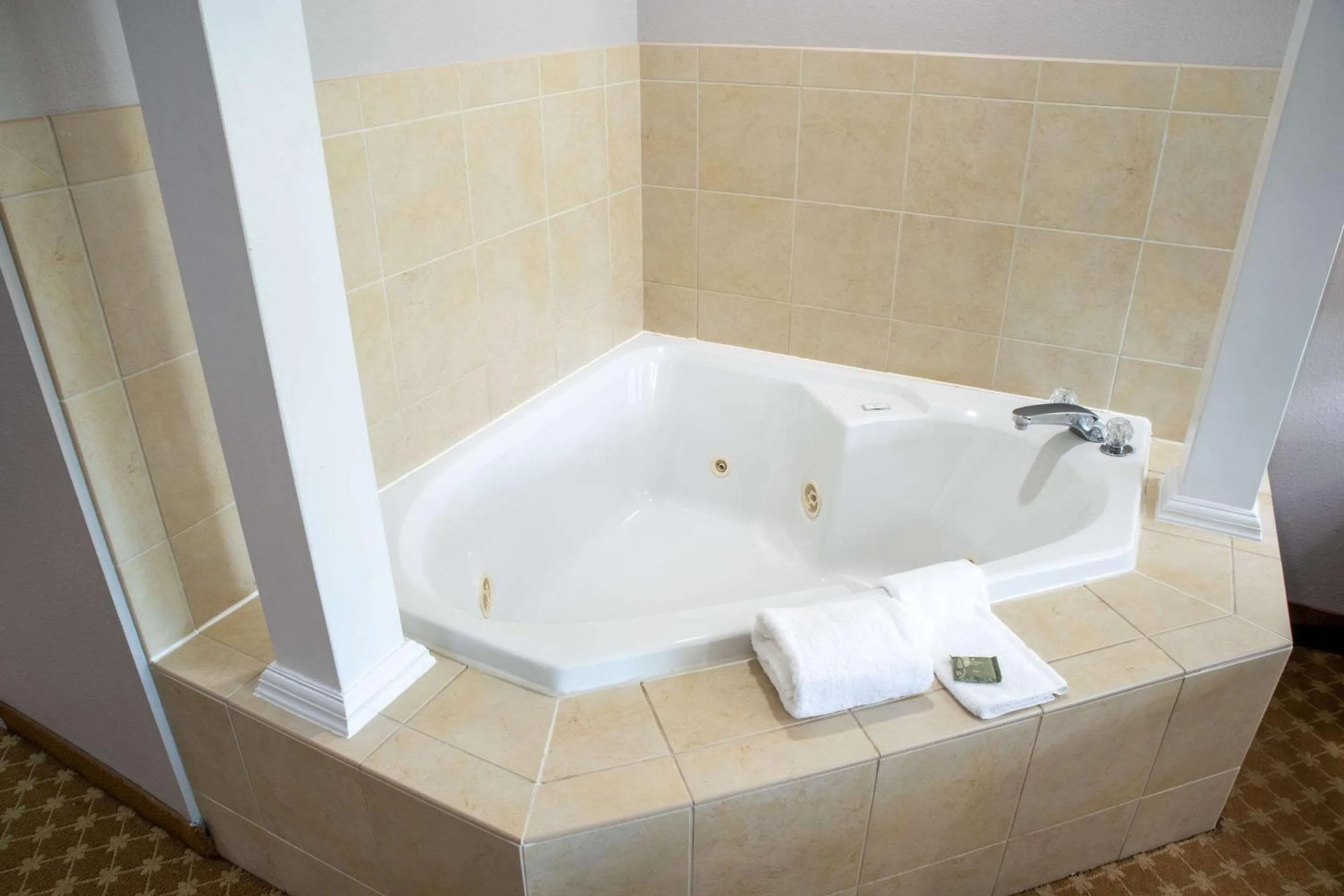 Bedroom in Country Inn & Suites by Radisson, Wilmington, NC