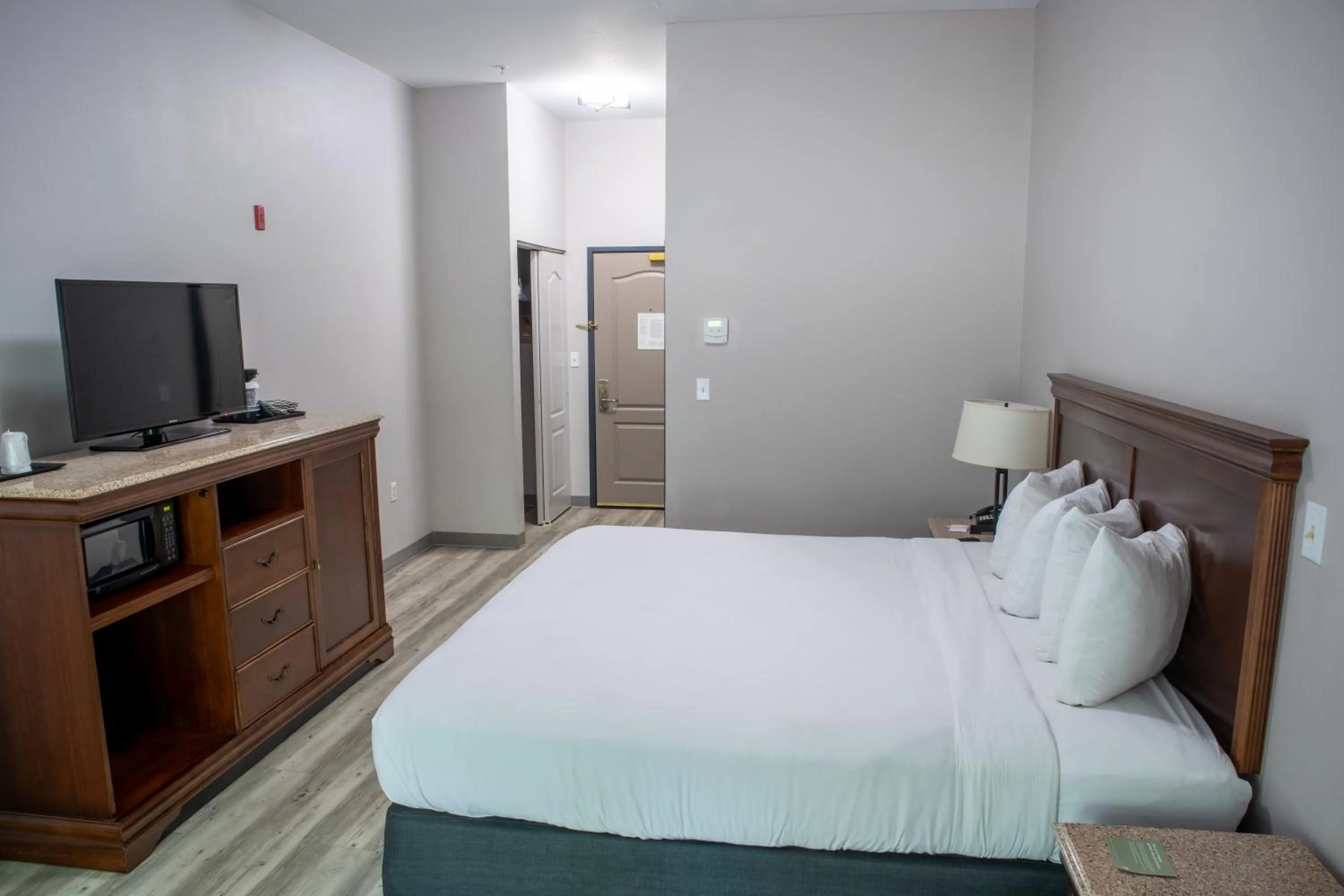 Bed in Country Inn & Suites by Radisson, Wilmington, NC