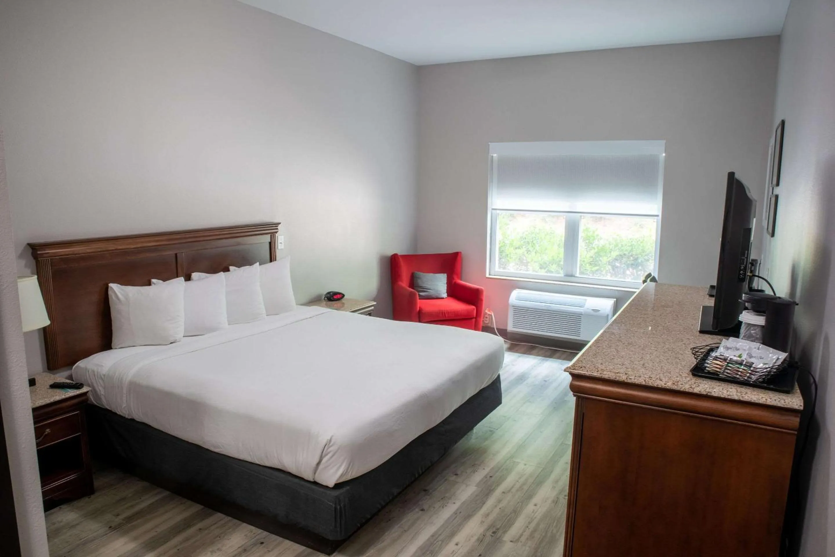 Bedroom, Bed in Country Inn & Suites by Radisson, Wilmington, NC