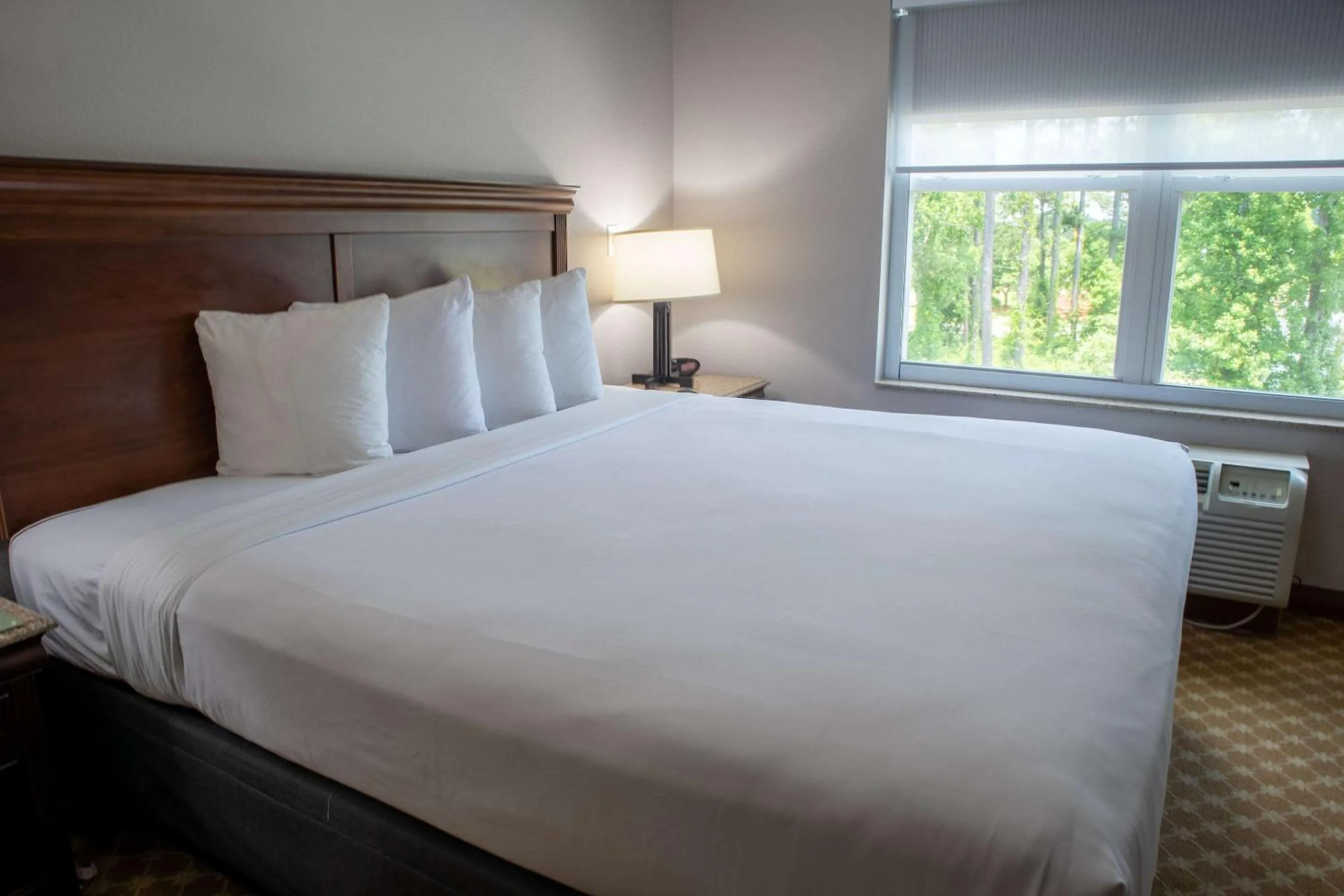 Bedroom, Bed in Country Inn & Suites by Radisson, Wilmington, NC