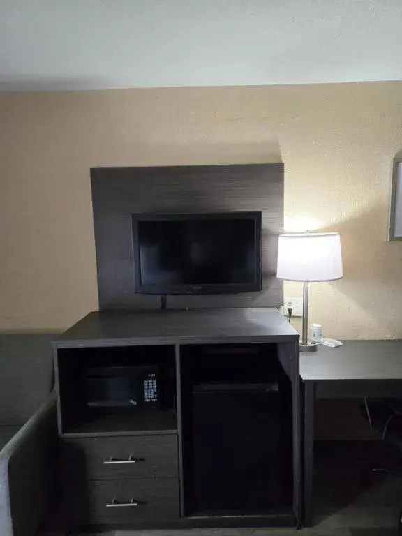 Standard King Room - Smoking in Days Inn by Wyndham Charlotte Northlake Standard King Room - Smoking in Days Inn by Wyndham Charlotte Northlake