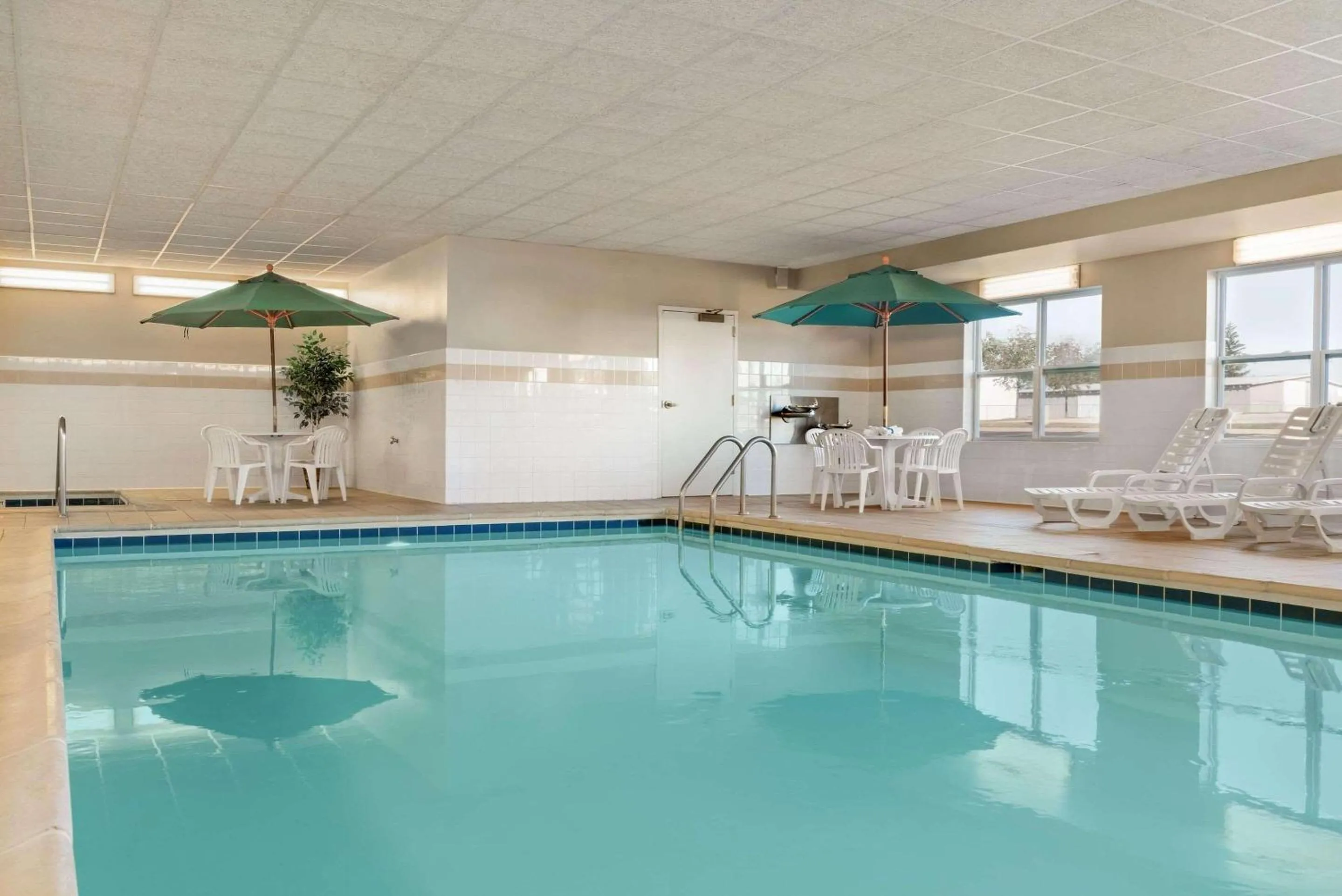 Swimming pool in Country Inn & Suites by Radisson, Peoria North, IL