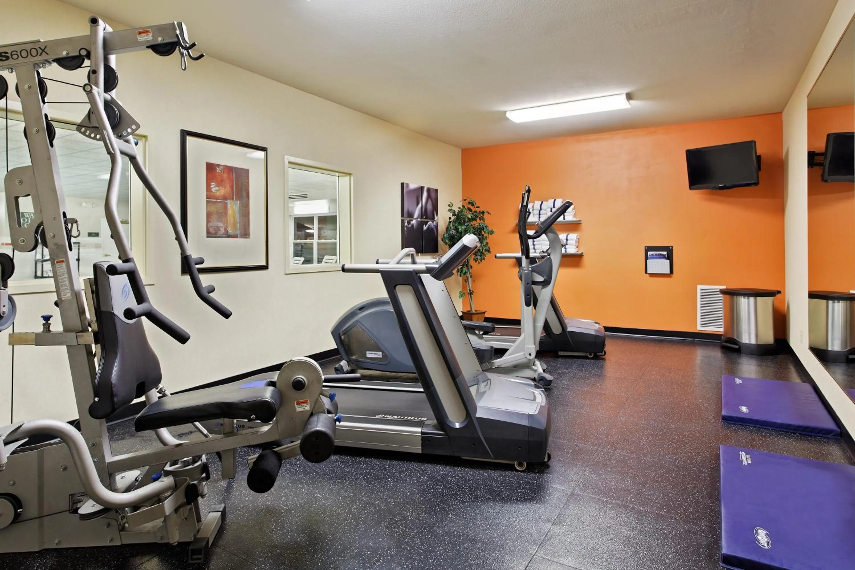 Fitness centre/facilities in Country Inn & Suites by Radisson, Peoria North, IL