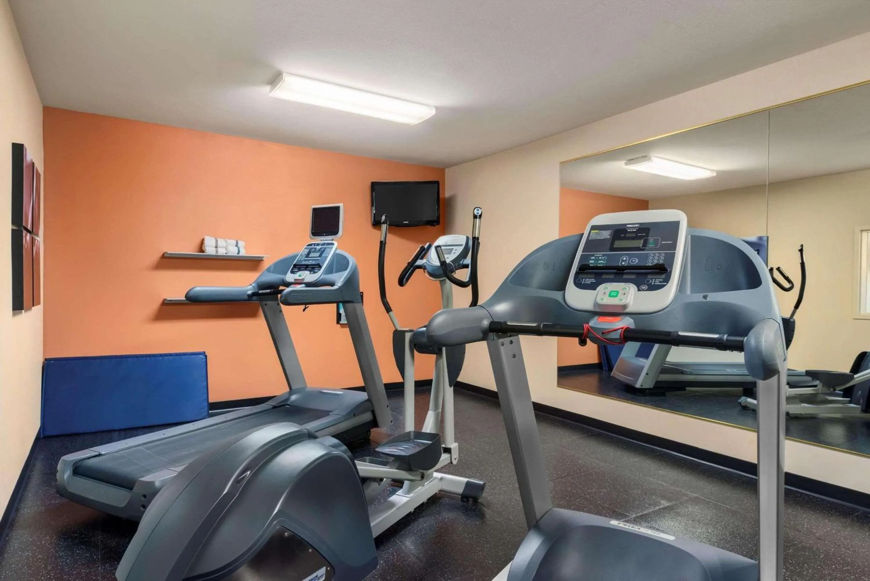 Fitness centre/facilities in Country Inn & Suites by Radisson, Peoria North, IL