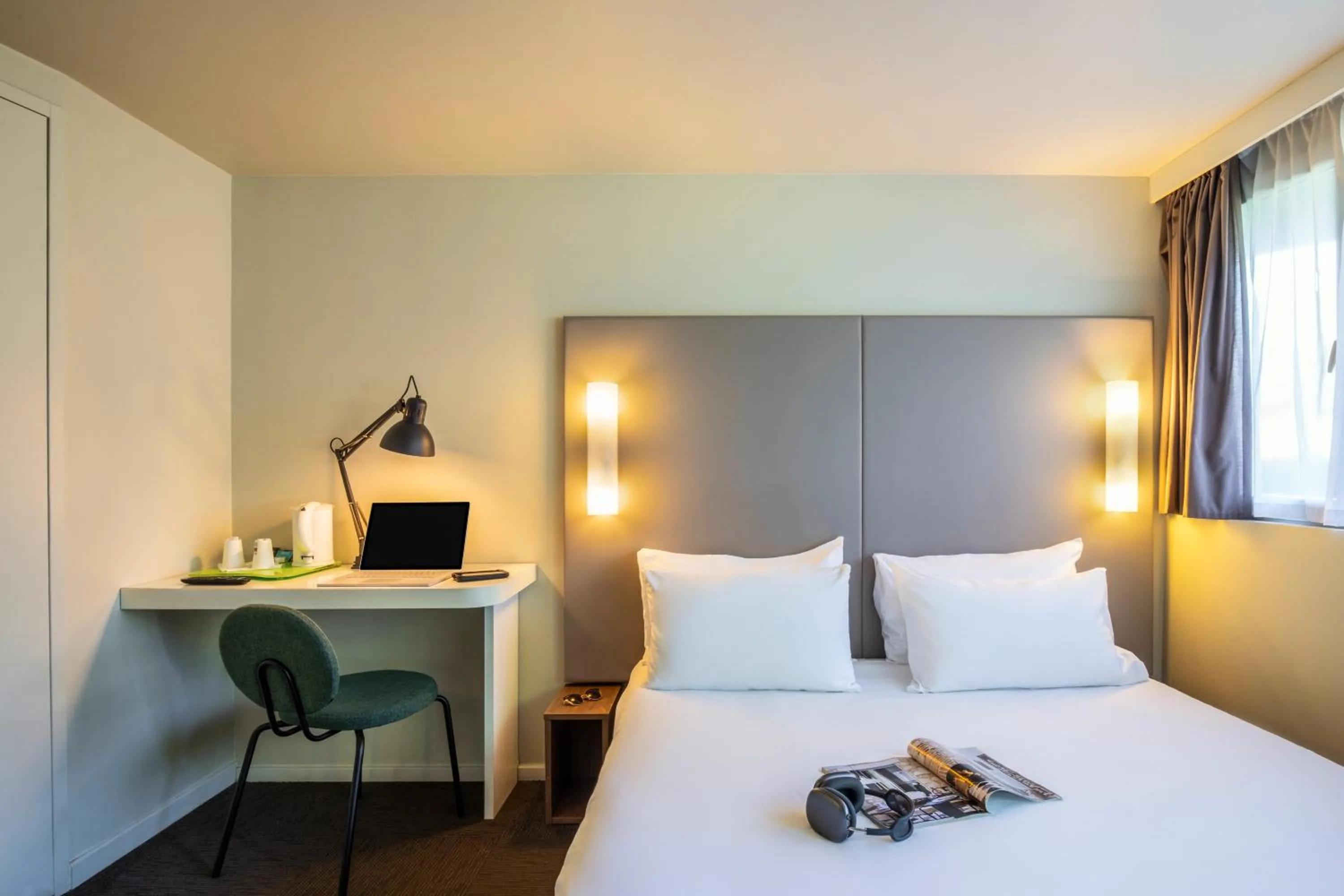 Bed in Campanile Evry Est - Saint Germain les Corbeil