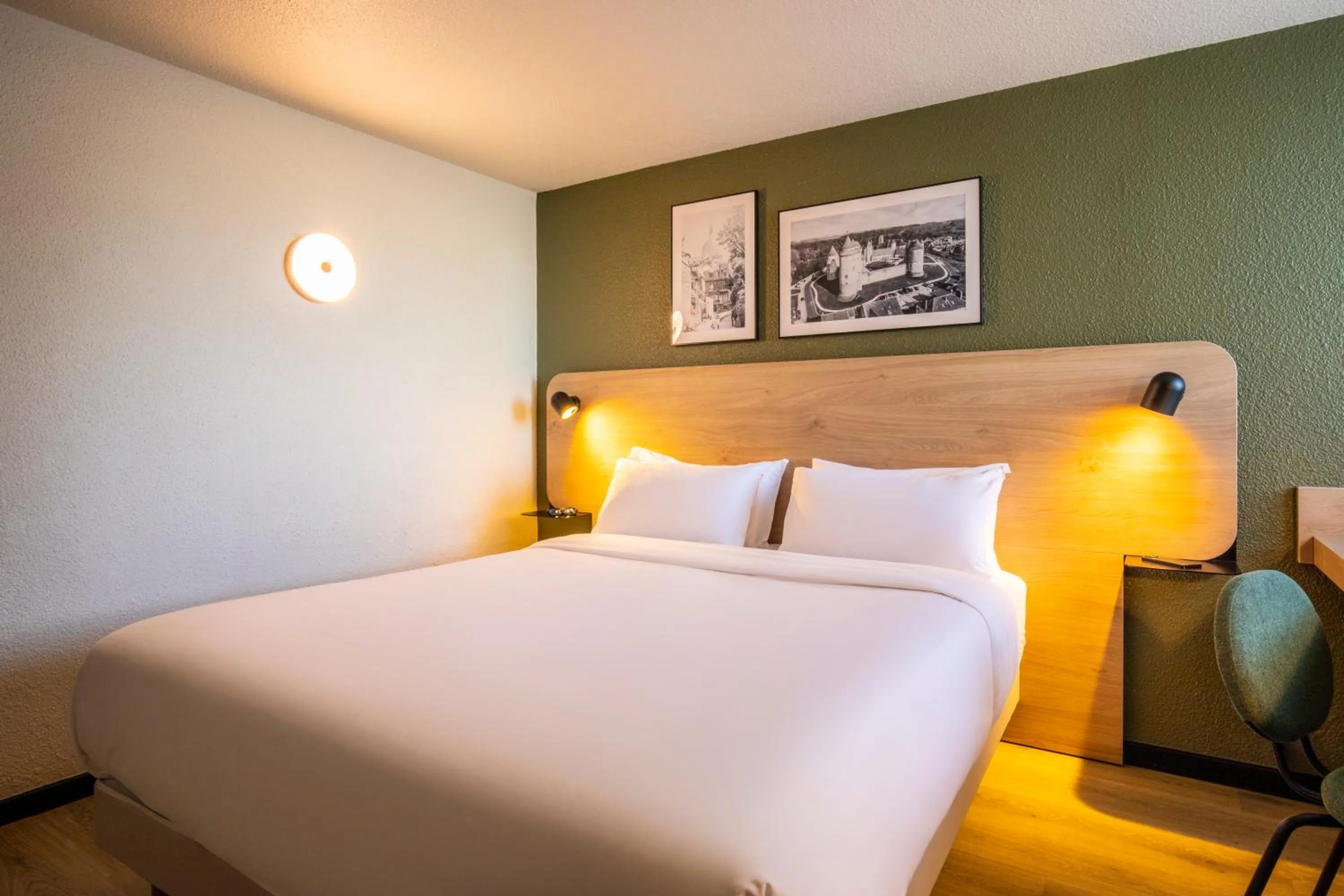 Bedroom, Bed in Campanile Evry Est - Saint Germain les Corbeil