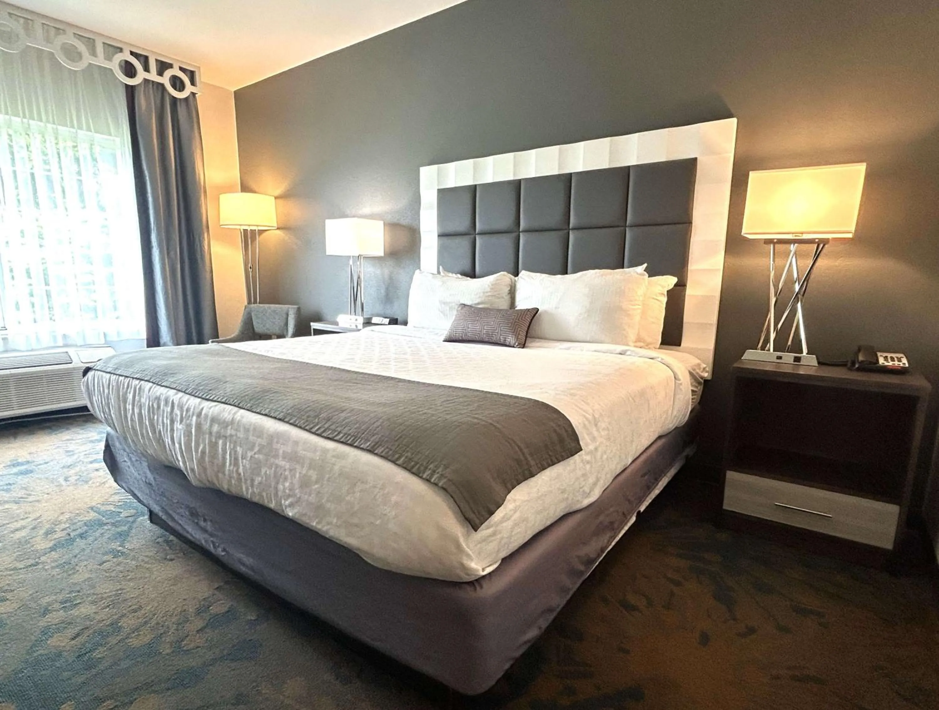 Photo of the whole room, Bed in Best Western Erie Inn & Suites