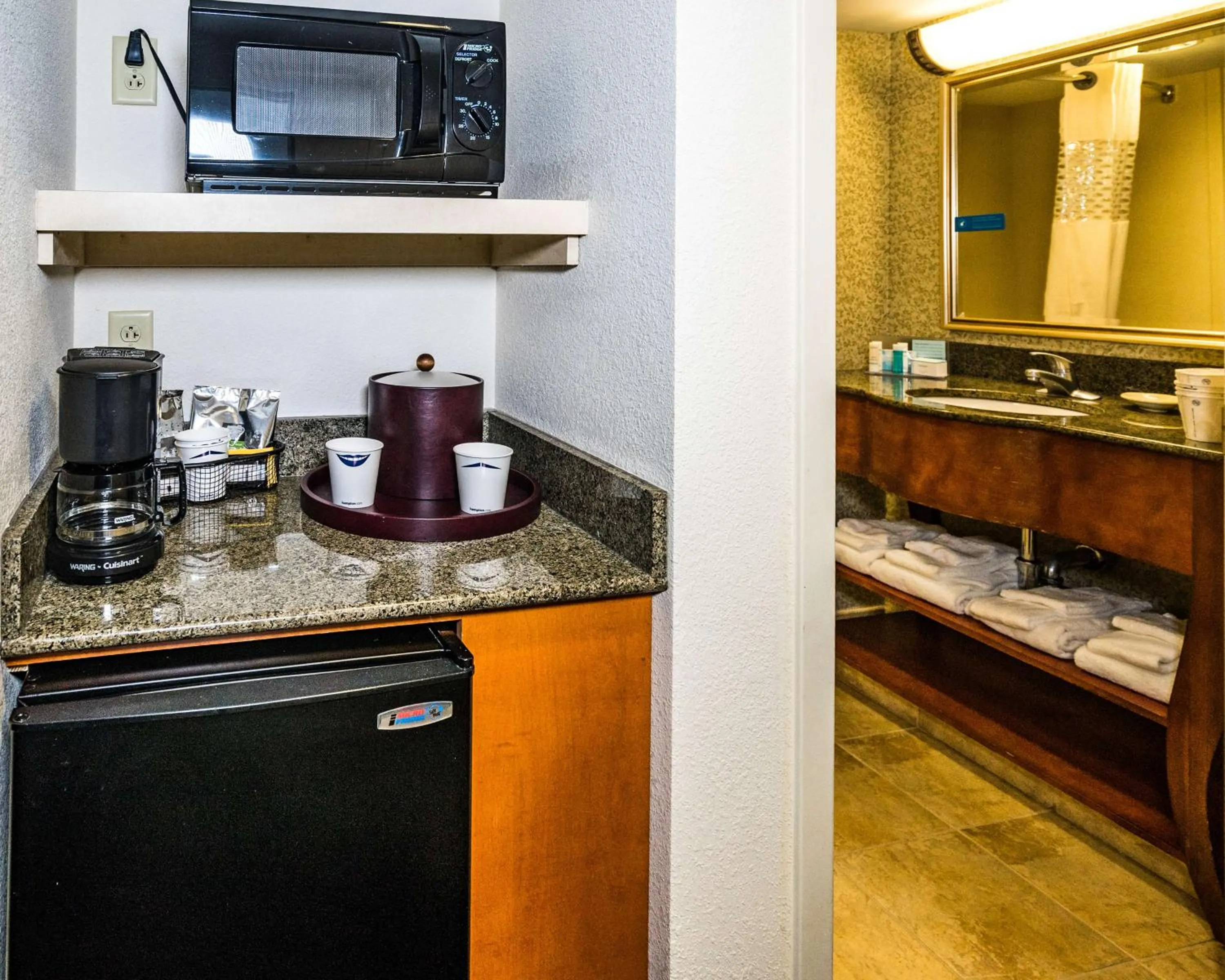 Kitchen or kitchenette in Hampton Inn Easton