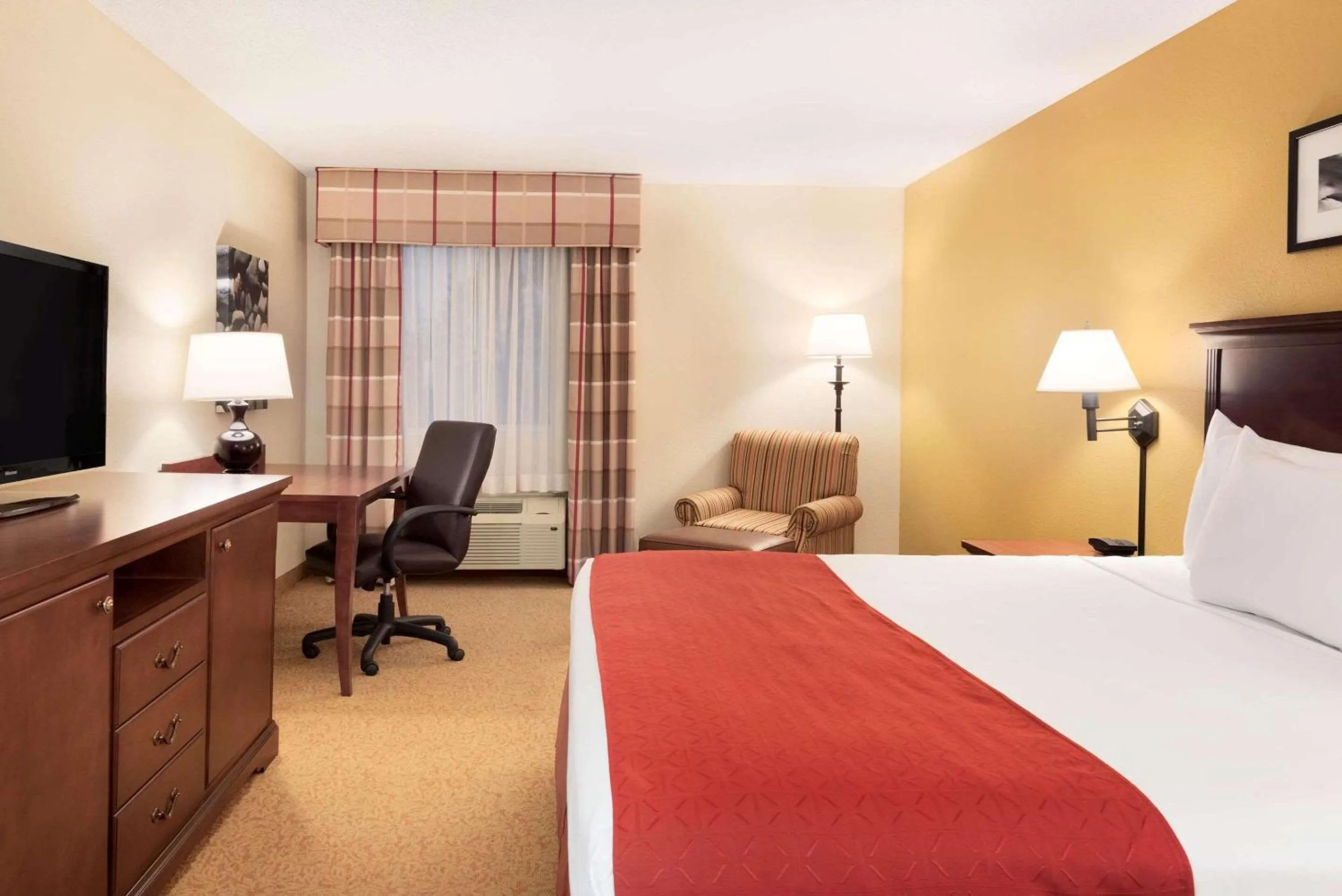 Bedroom, Bed in Country Inn & Suites by Radisson, Cedar Rapids Airport, IA
