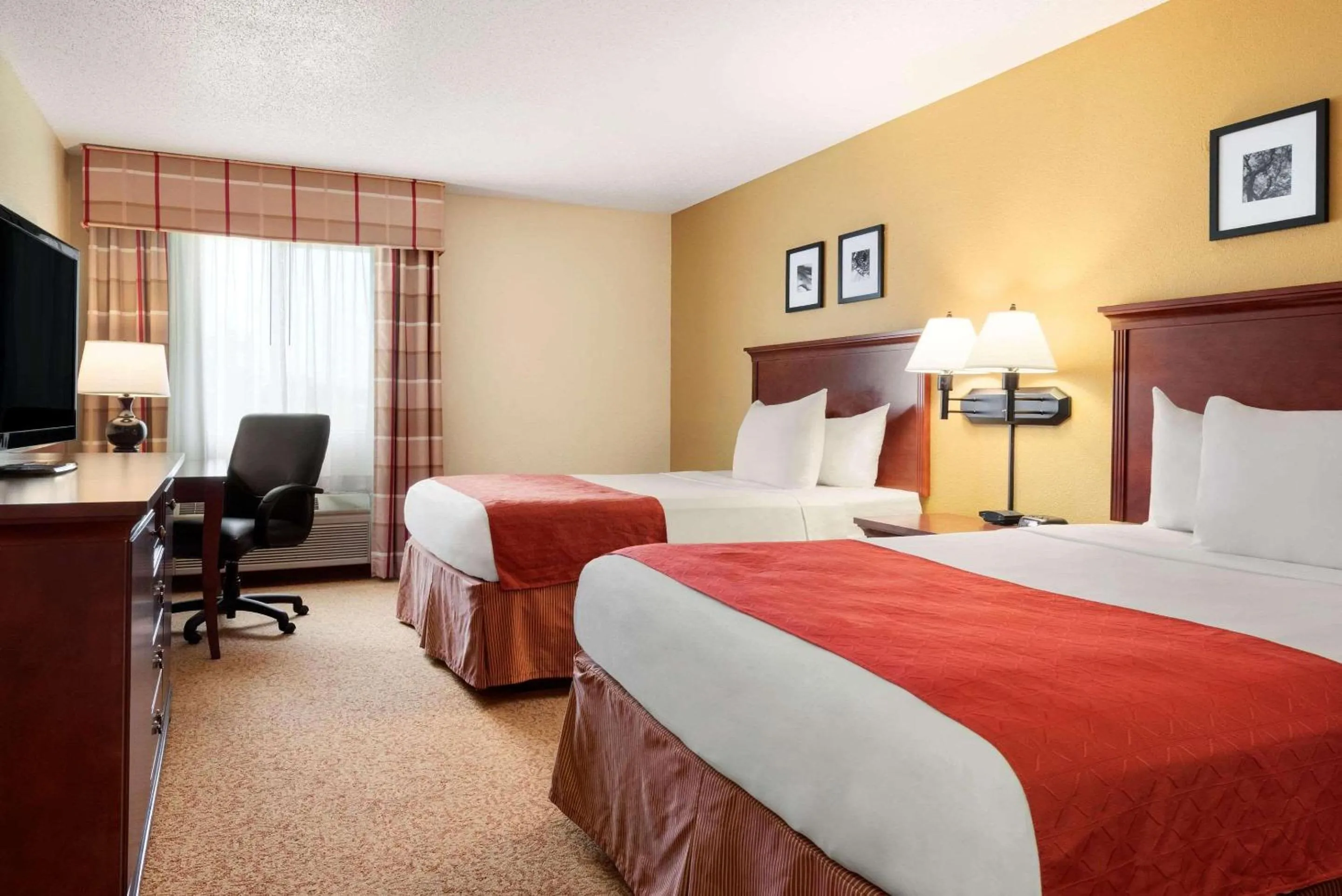 Bedroom, Bed in Country Inn & Suites by Radisson, Cedar Rapids Airport, IA