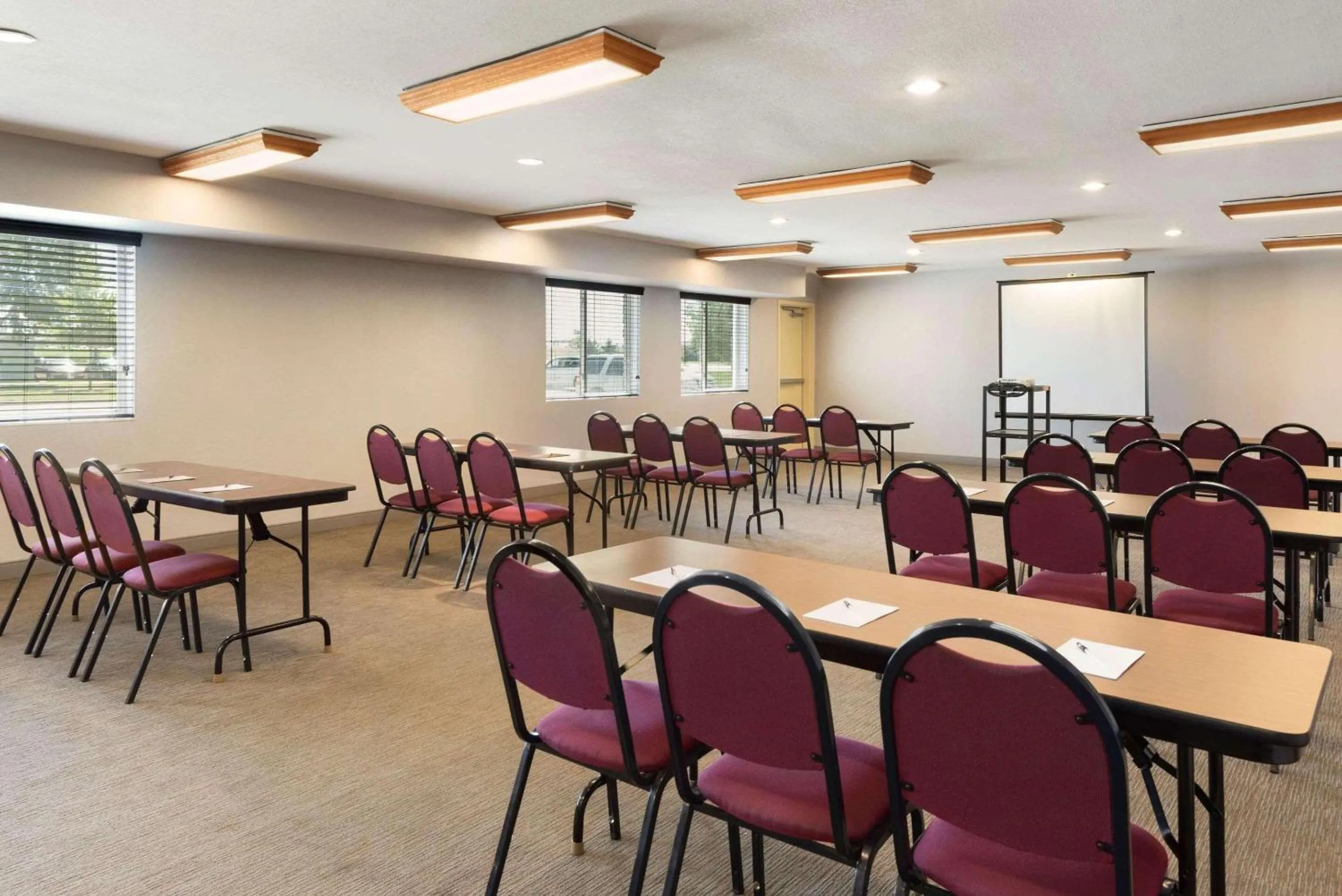 Meeting/conference room in Country Inn & Suites by Radisson, Cedar Rapids Airport, IA