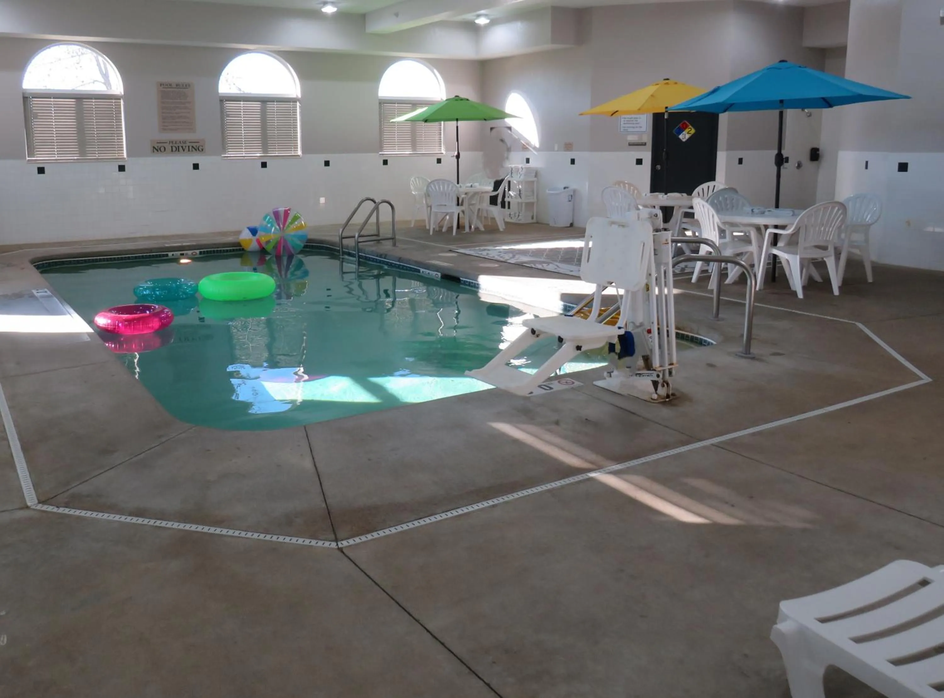 Swimming pool in Country Inn & Suites by Radisson, Cedar Rapids Airport, IA