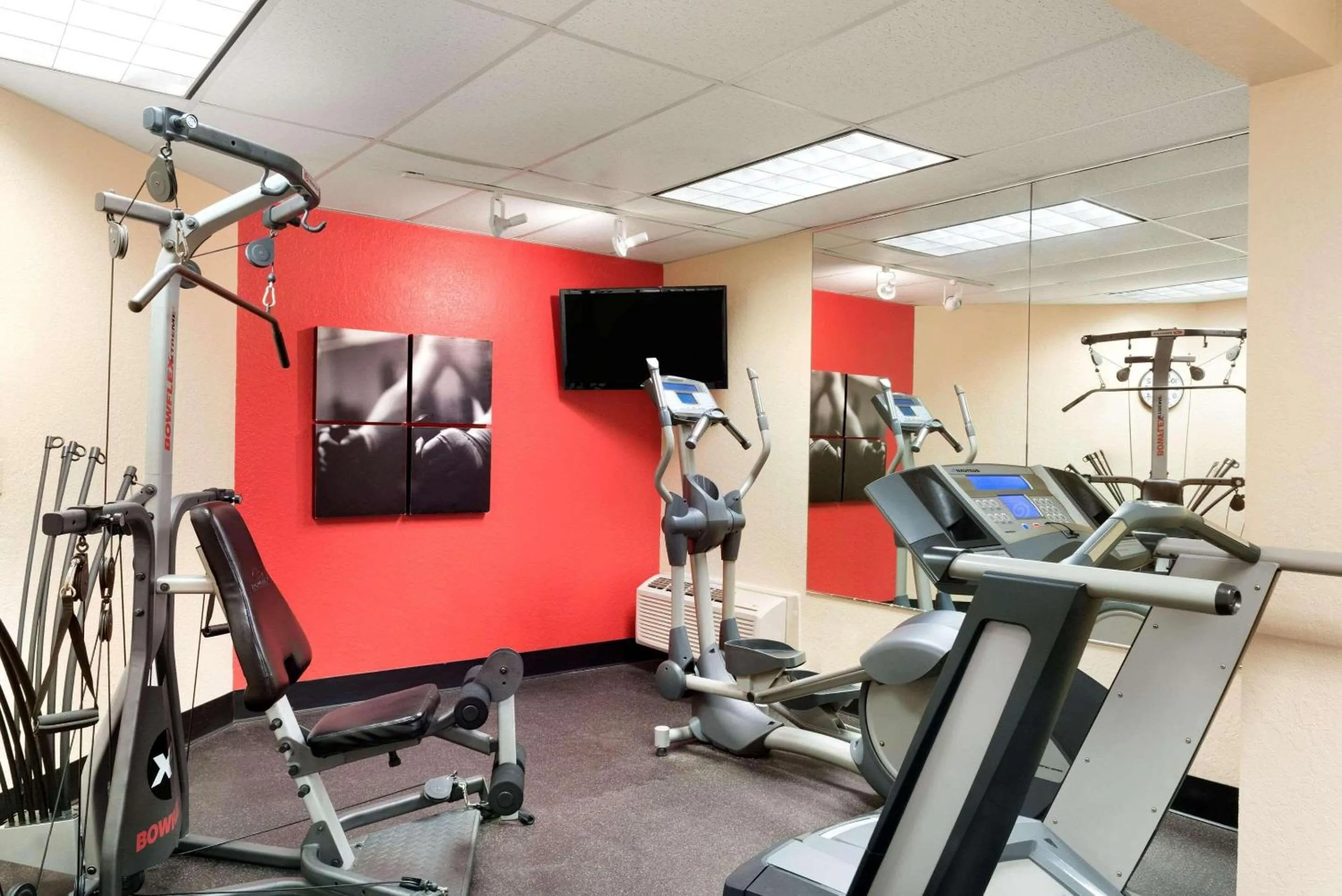 Fitness centre/facilities in Country Inn & Suites by Radisson, Cedar Rapids Airport, IA