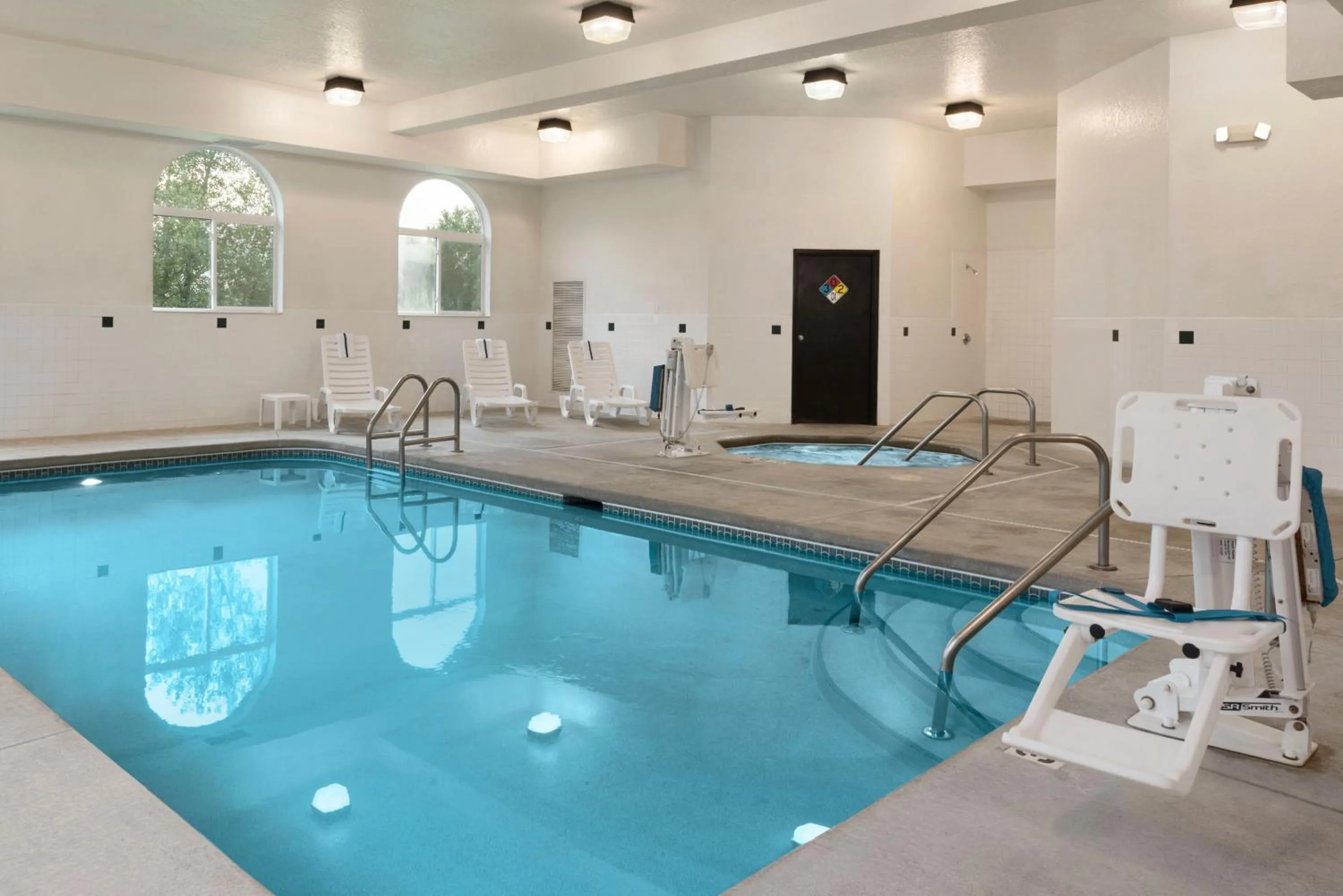 Swimming pool in Country Inn & Suites by Radisson, Cedar Rapids Airport, IA