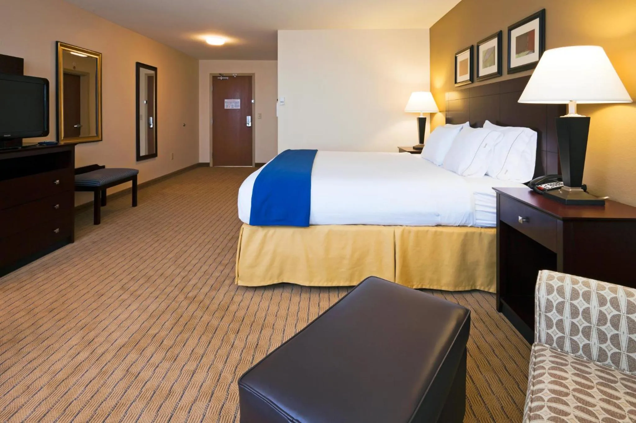 Photo of the whole room, Bed in Holiday Inn Express Washington Court House by IHG