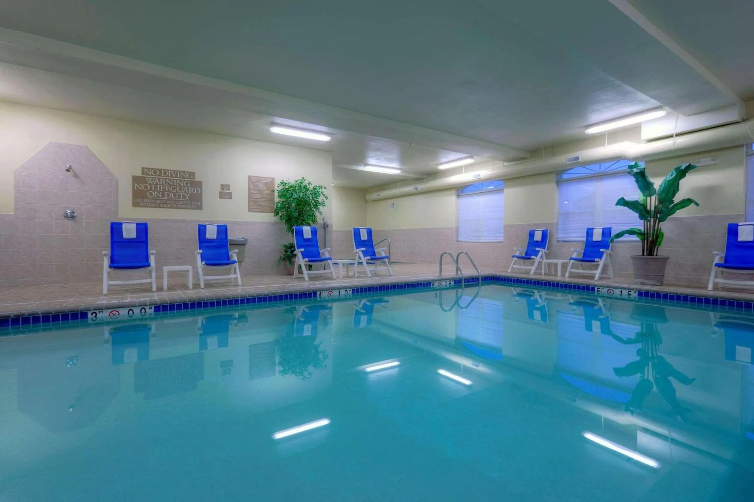 Swimming pool in Country Inn & Suites by Radisson, Emporia, VA