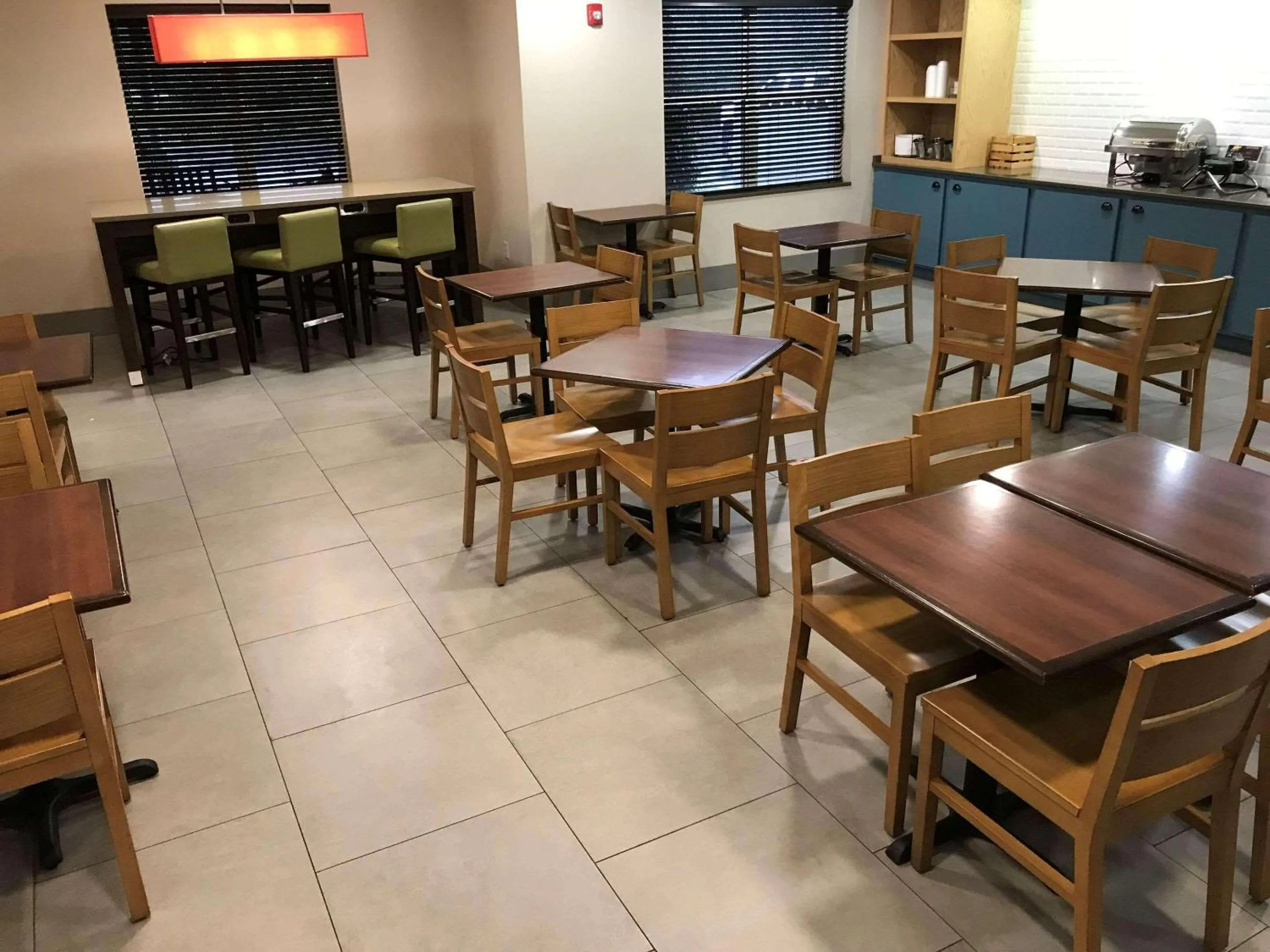 Breakfast in Country Inn & Suites by Radisson, Emporia, VA