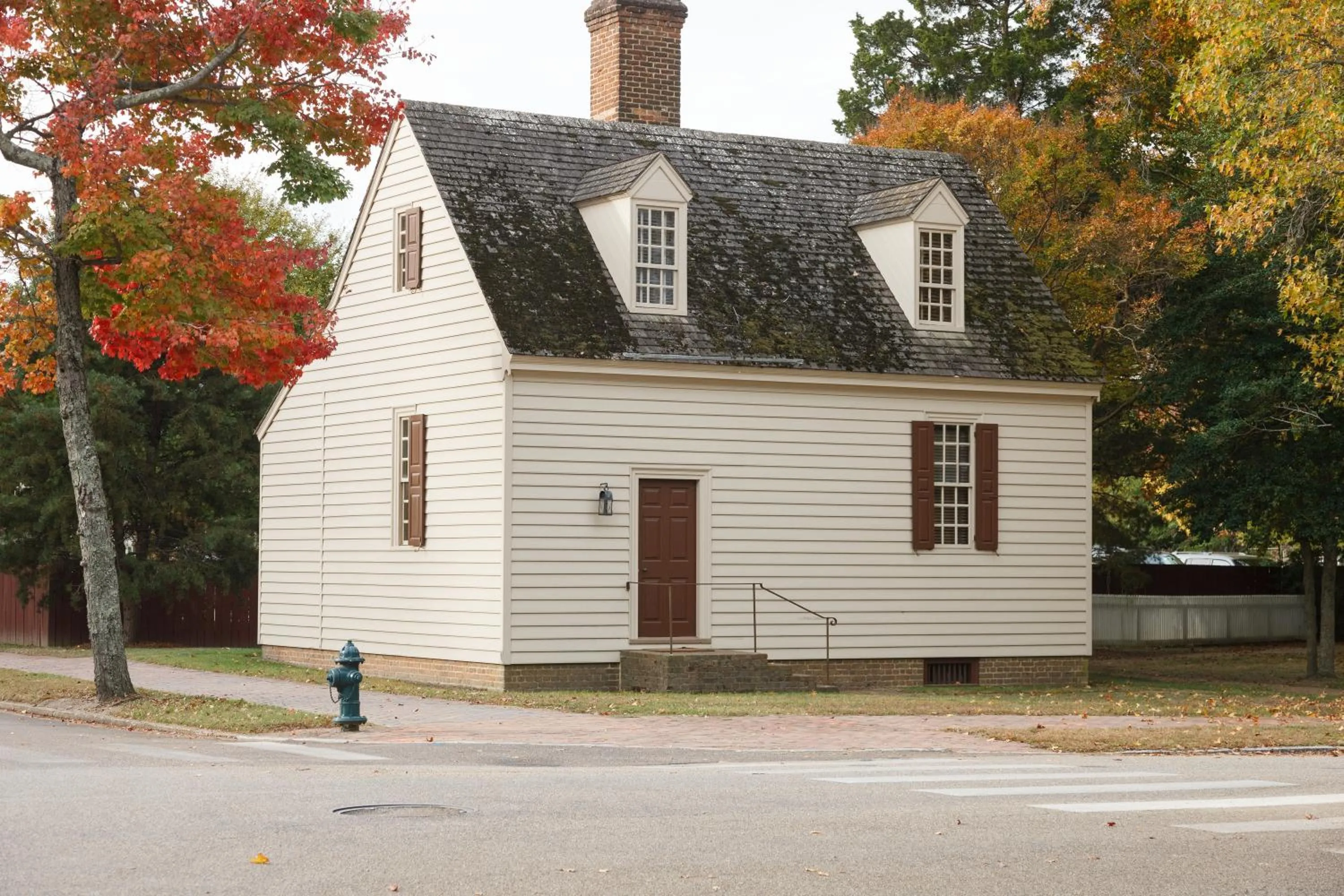 Property building in Colonial Houses, an official Colonial Williamsburg Hotel