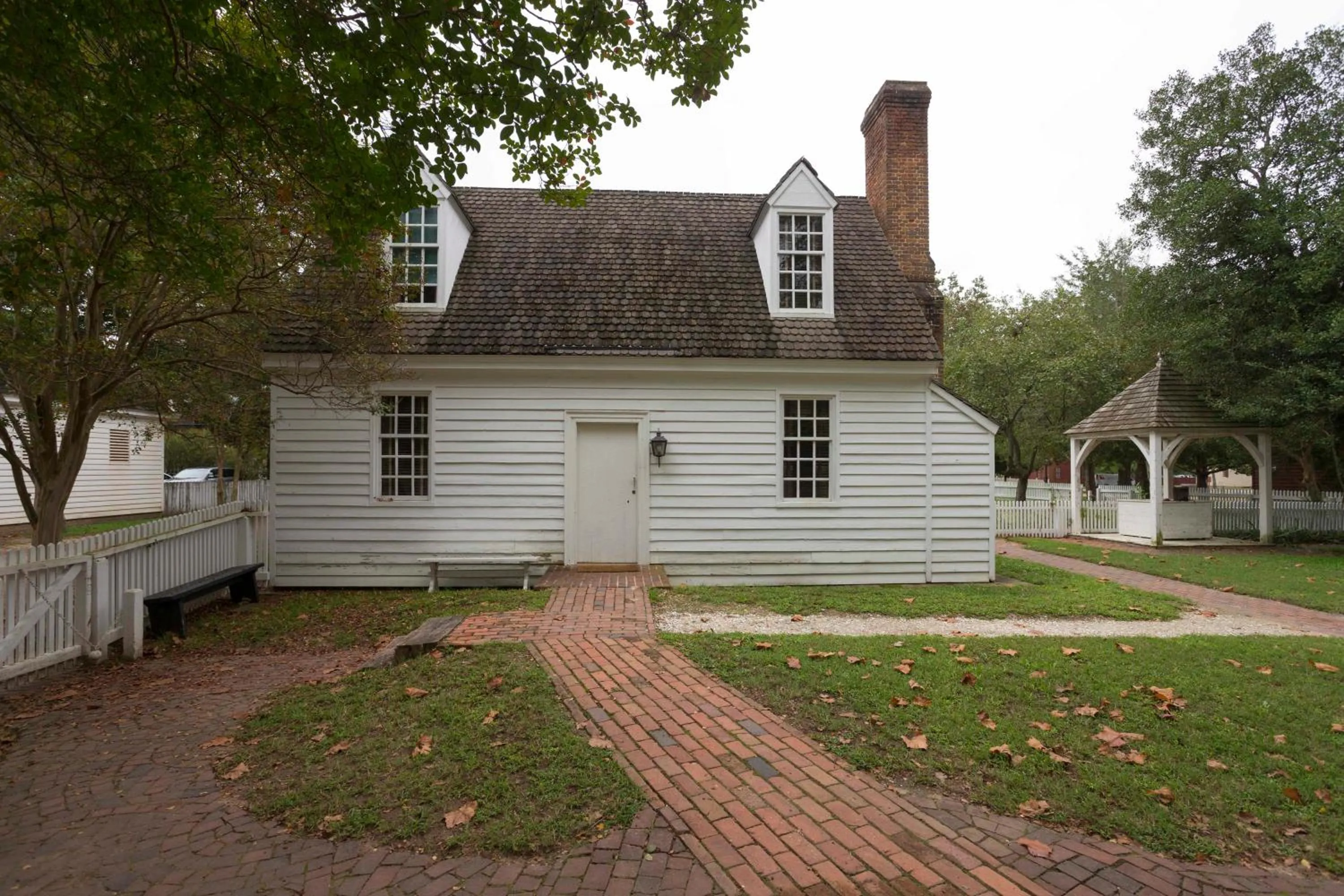 Property building in Colonial Houses, an official Colonial Williamsburg Hotel