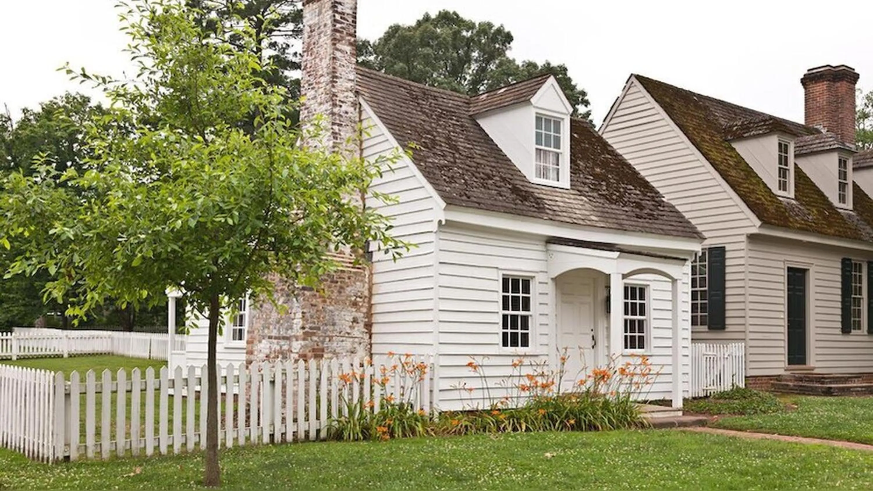 Garden in Colonial Houses, an official Colonial Williamsburg Hotel
