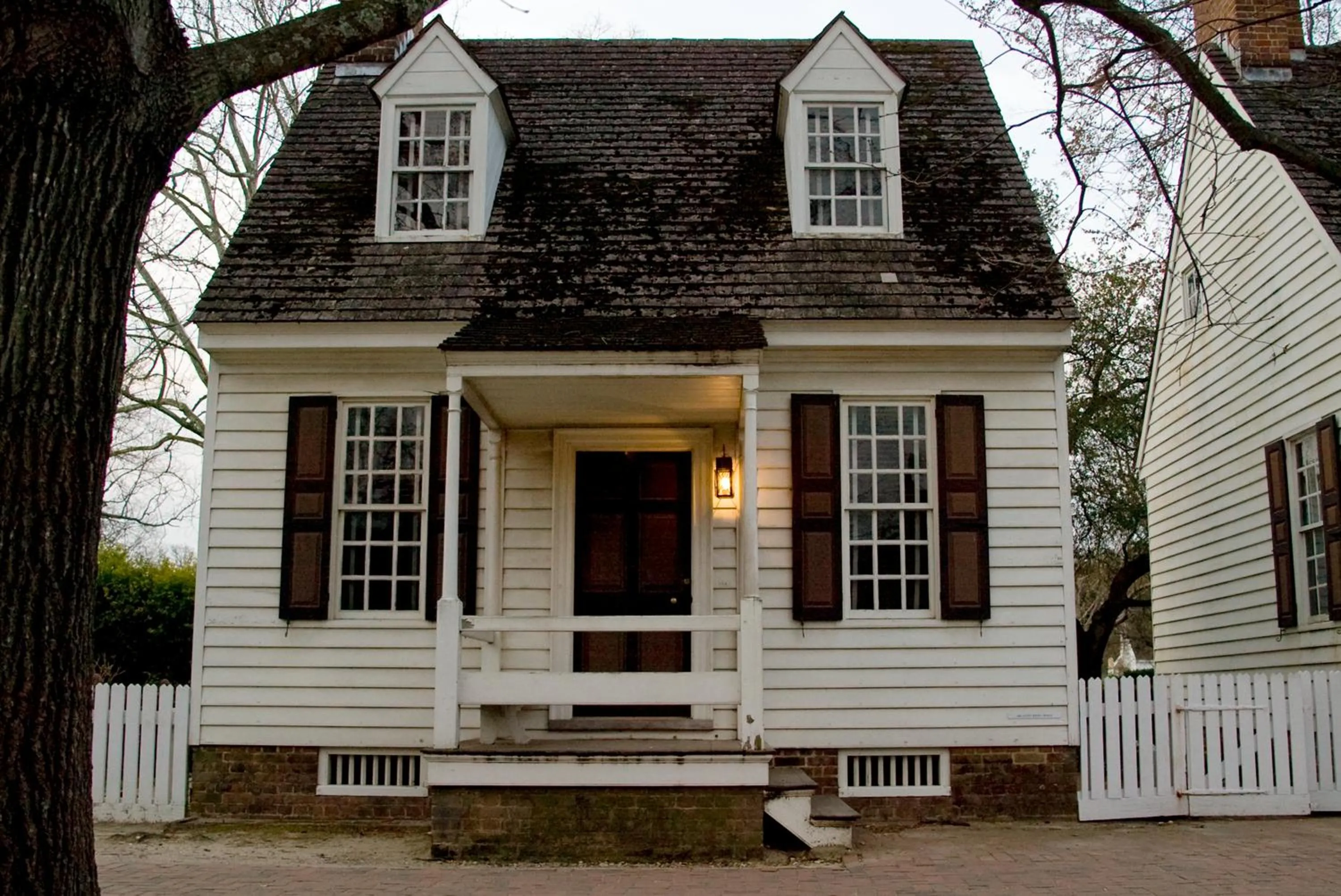 Property building in Colonial Houses, an official Colonial Williamsburg Hotel