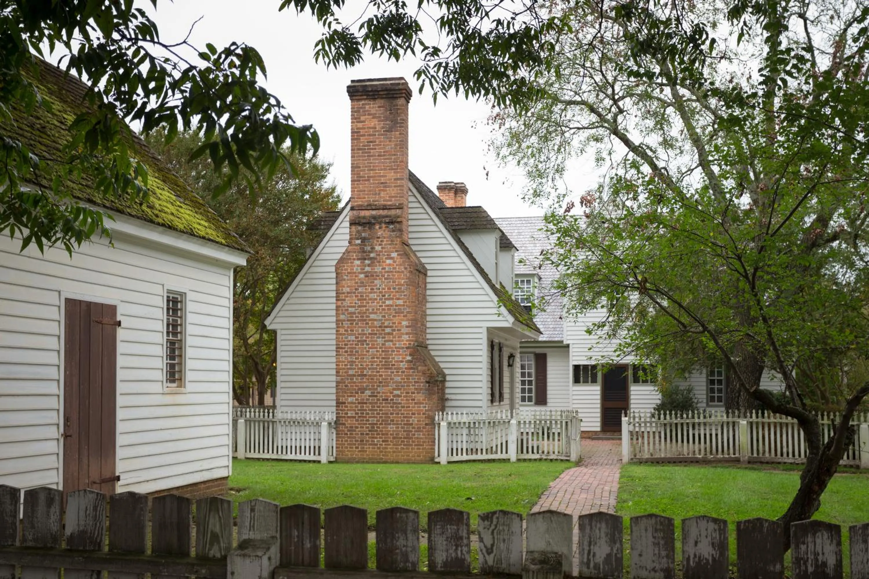 Property building in Colonial Houses, an official Colonial Williamsburg Hotel