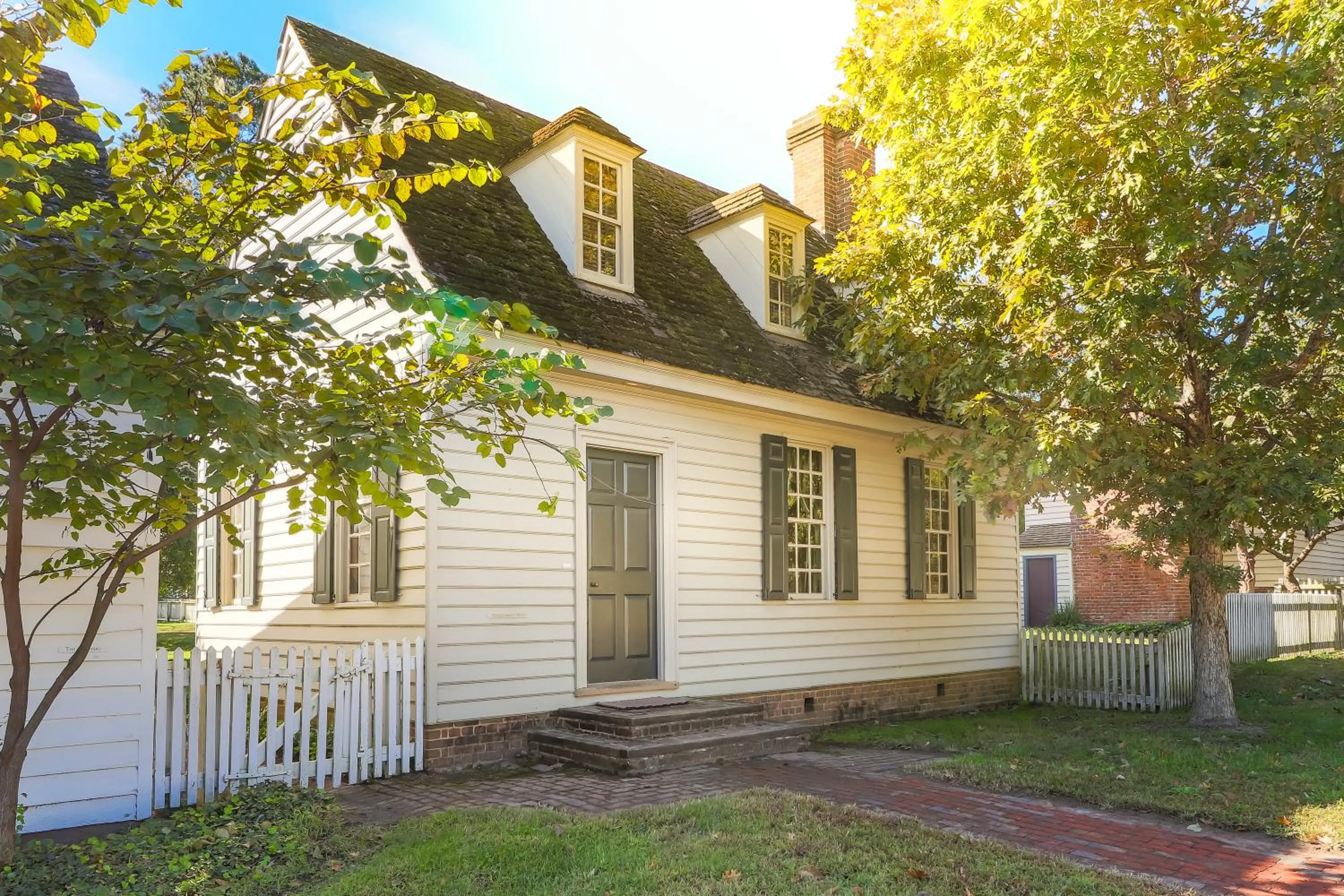 Property building in Colonial Houses, an official Colonial Williamsburg Hotel