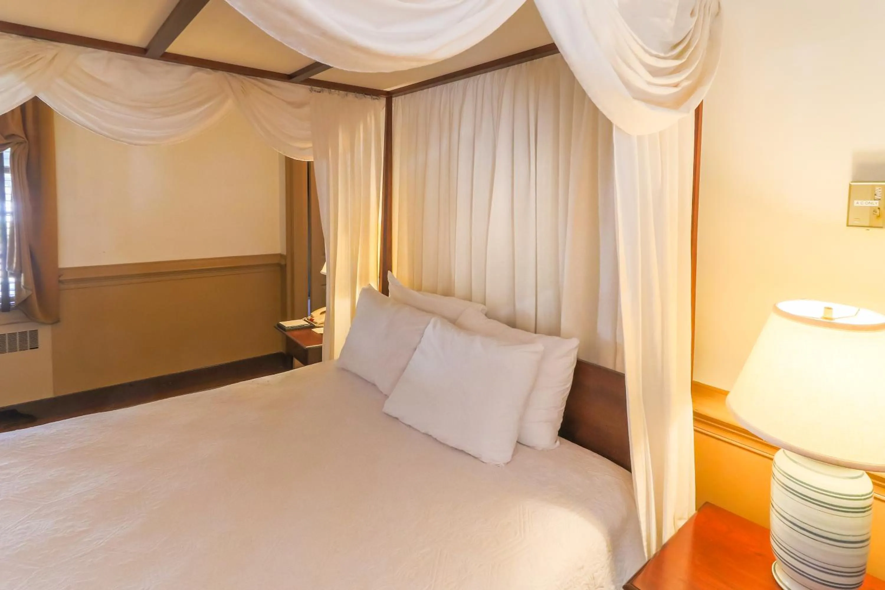 Bedroom, Bed in Colonial Houses, an official Colonial Williamsburg Hotel