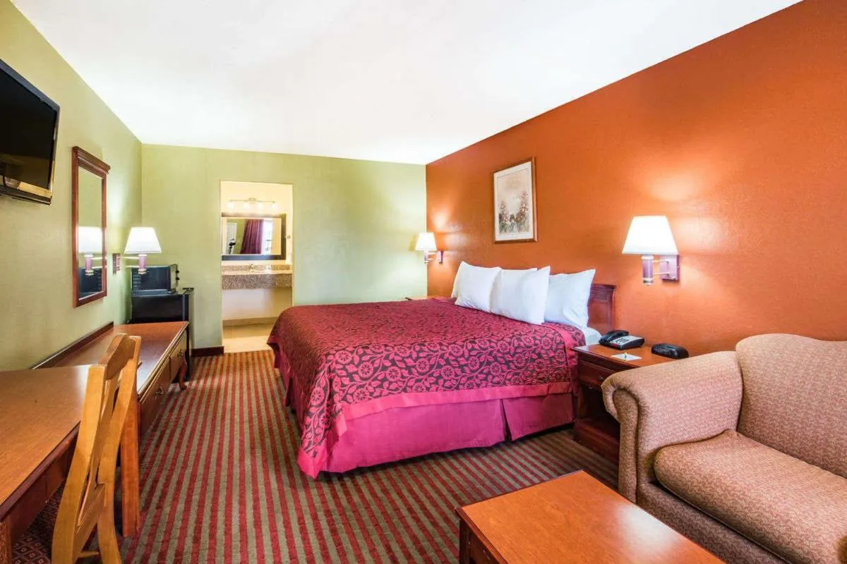 Bed in Days Inn by Wyndham McAllen