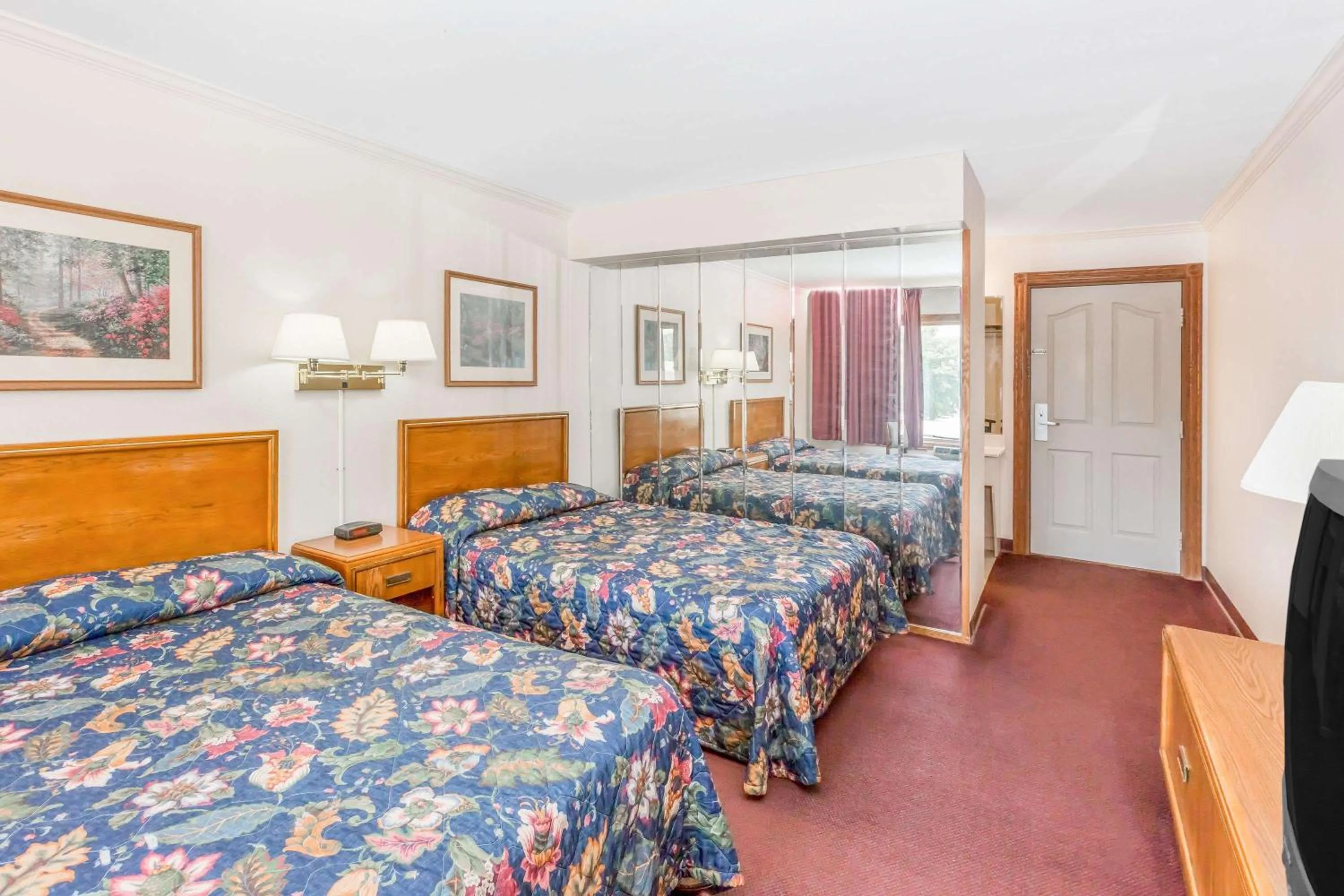 Photo of the whole room, Bed in Knights Inn & Suites South Sioux City