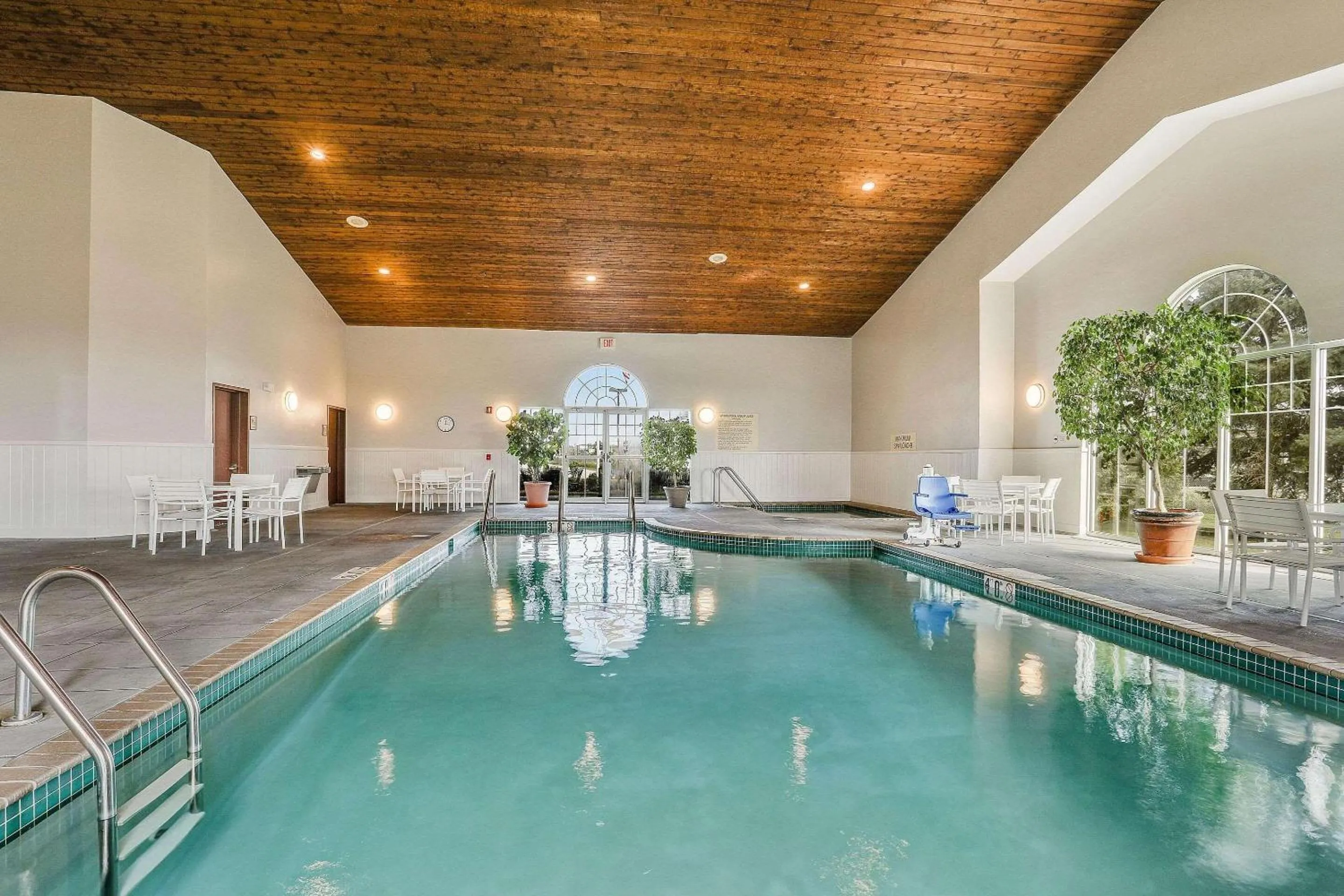 Swimming pool in Country Inn & Suites by Radisson, Green Bay, WI