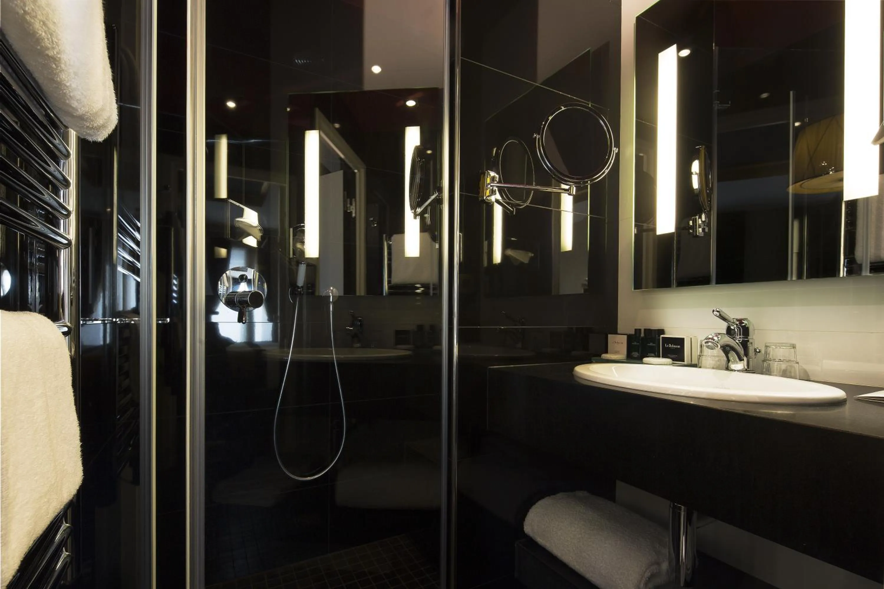 Bathroom in Le Belmont Paris